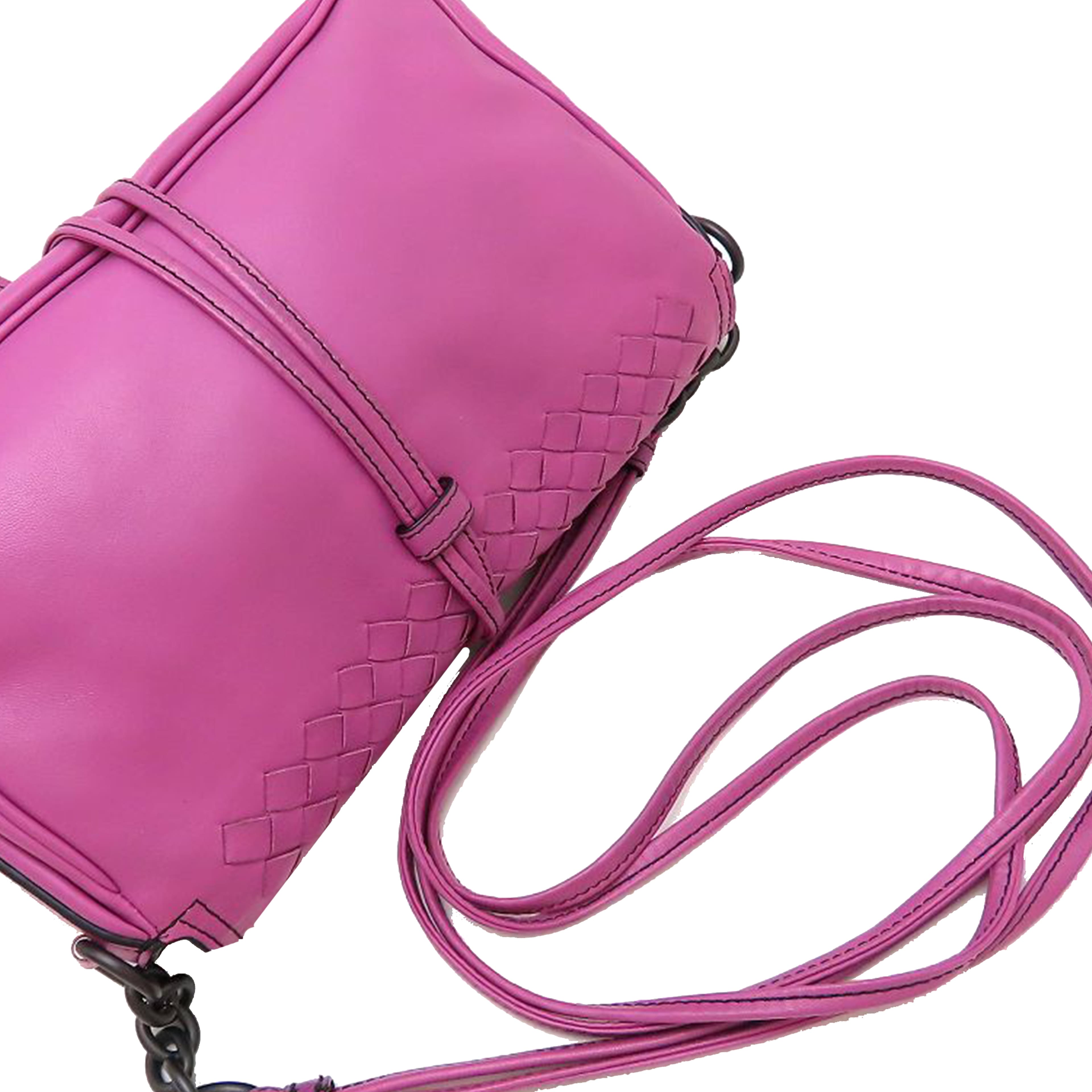 Bottega Veneta Nappa Intrecciato Double Pocket Flap Crossbody, från Luxclusif, i färgen rosa. Klicka för att öppna bilden i stort format