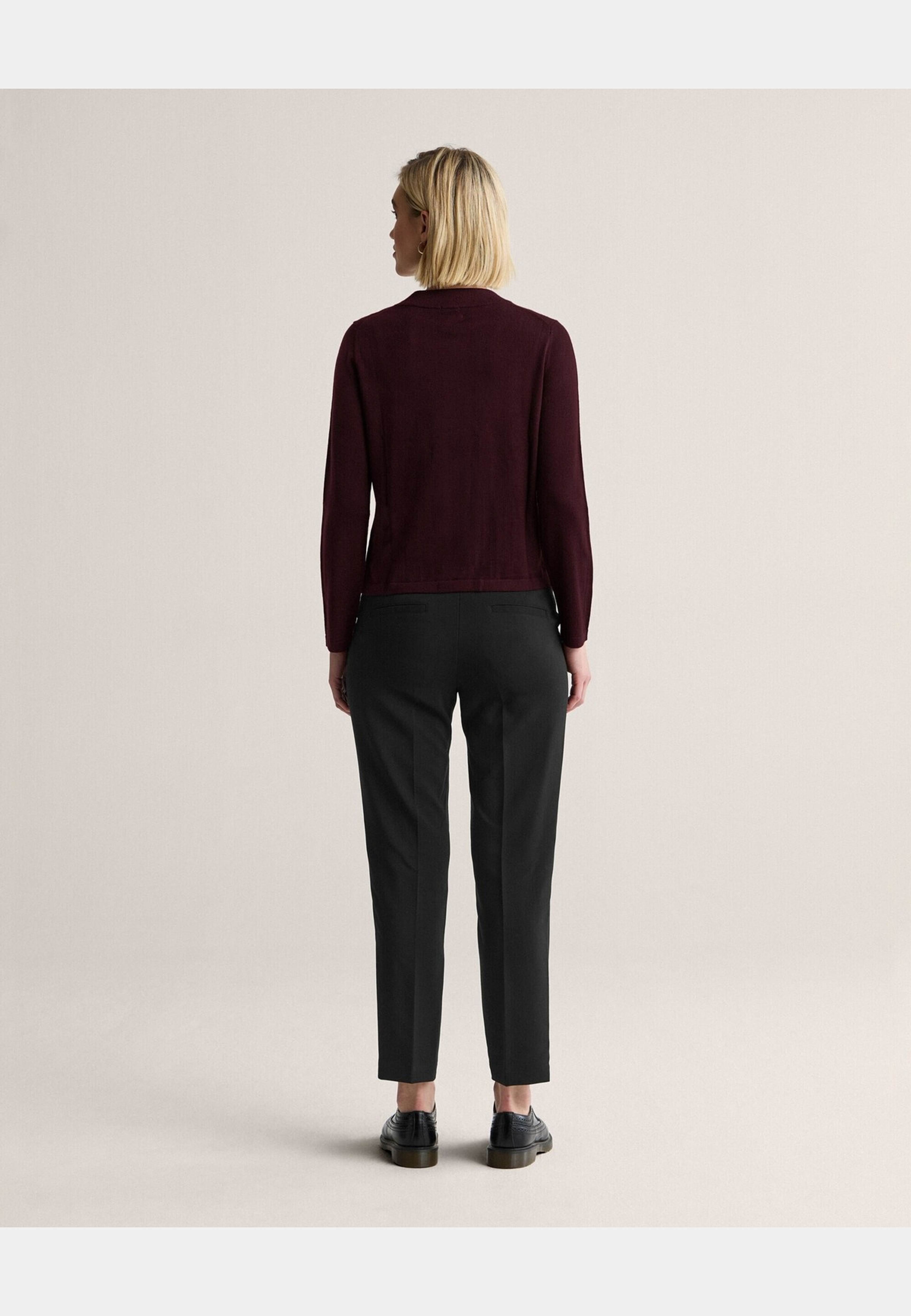 Merinoullscardigan Sarah, från Newhouse, i färgen vinröd. Klicka för att öppna bilden i stort format