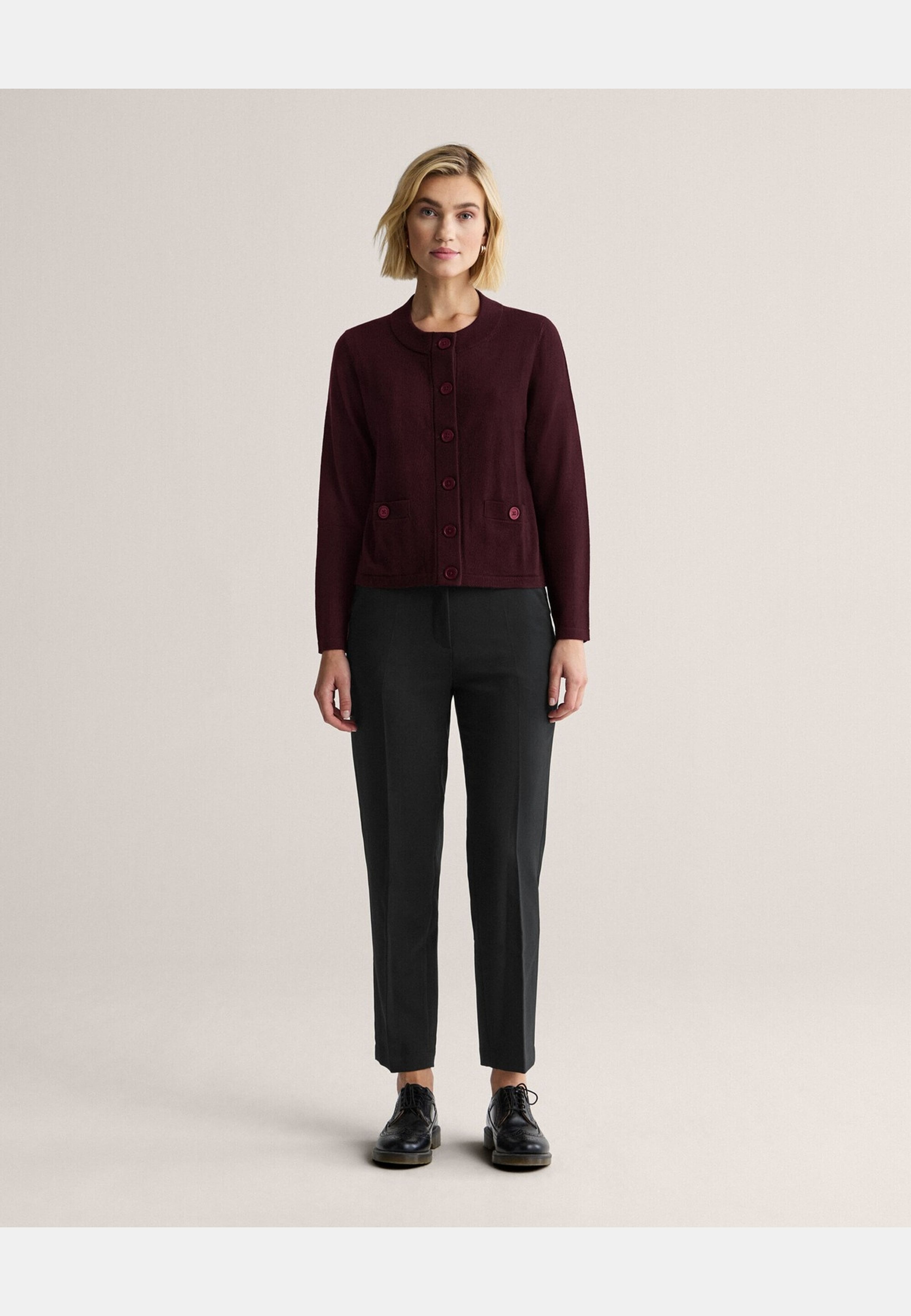 Merinoullscardigan Sarah, från Newhouse, i färgen vinröd. Klicka för att öppna bilden i stort format