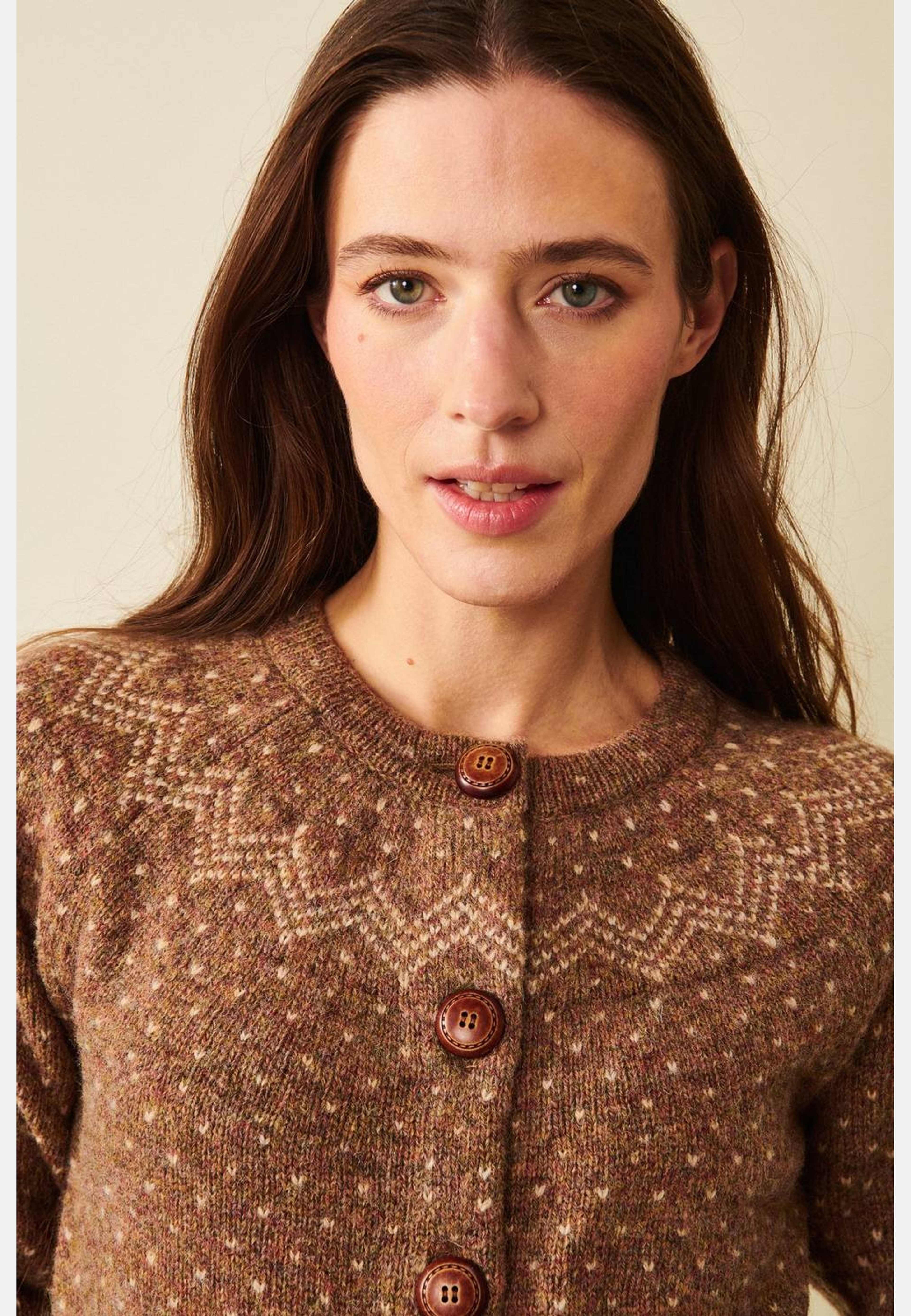 Gullvor Cardigan, från Jumperfabriken, i färgen brown. Klicka för att öppna bilden i stort format