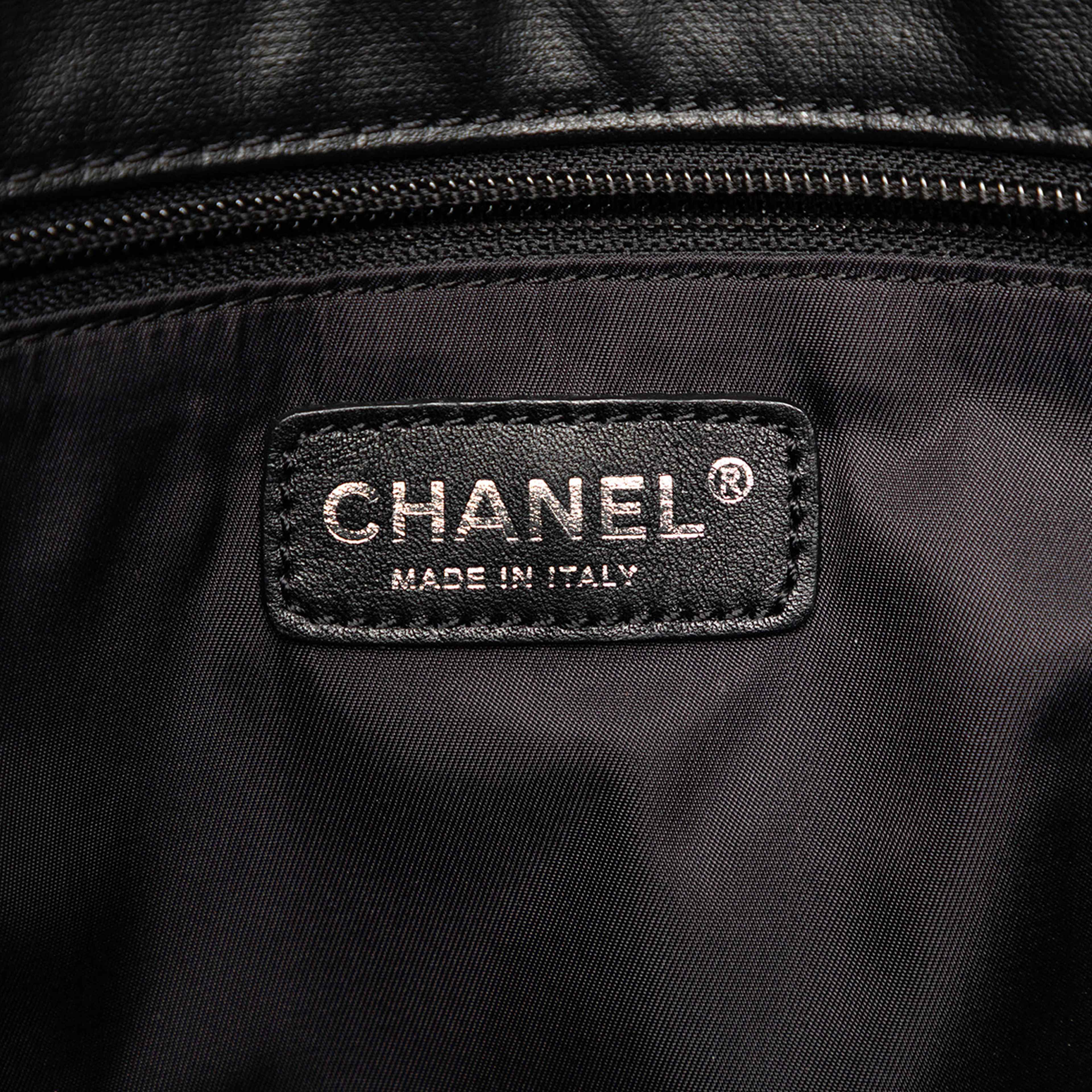 Chanel Large Quilted Coated Canvas Paris Biarritz Tote, från Luxclusif, i färgen black. Klicka för att öppna bilden i stort format