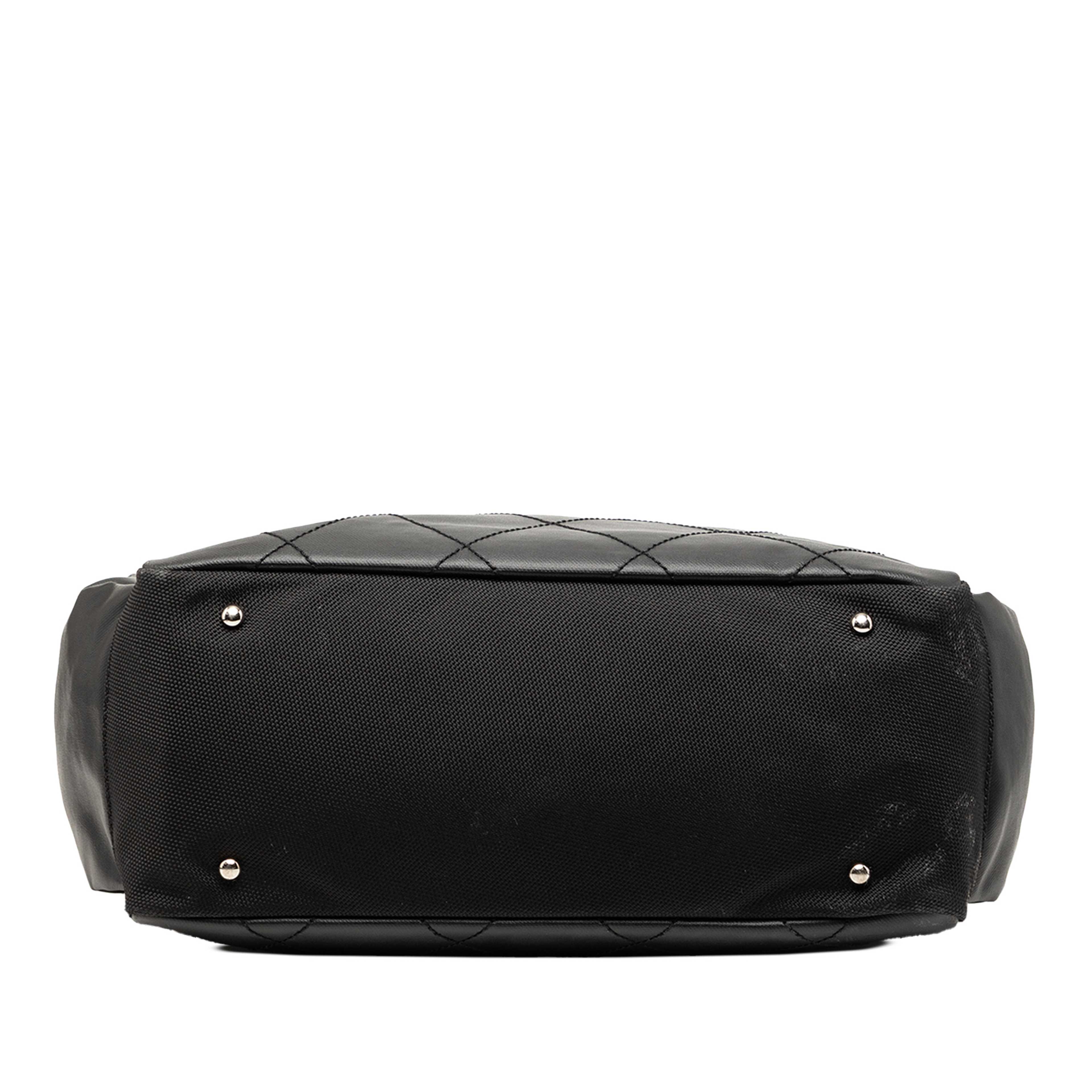 Chanel Large Quilted Coated Canvas Paris Biarritz Tote, från Luxclusif, i färgen black. Klicka för att öppna bilden i stort format