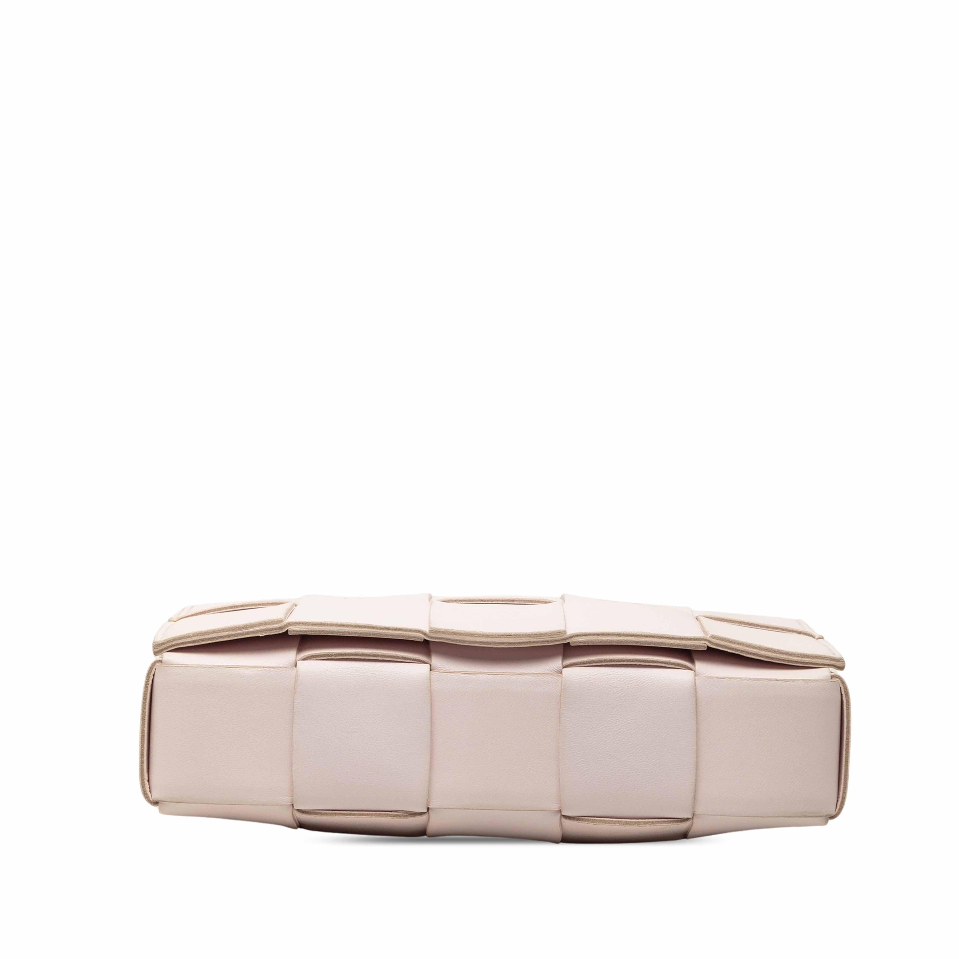 Bottega Veneta Nappa Intrecciato Cassette Crossbody, från Luxclusif, i färgen rosa. Klicka för att öppna bilden i stort format