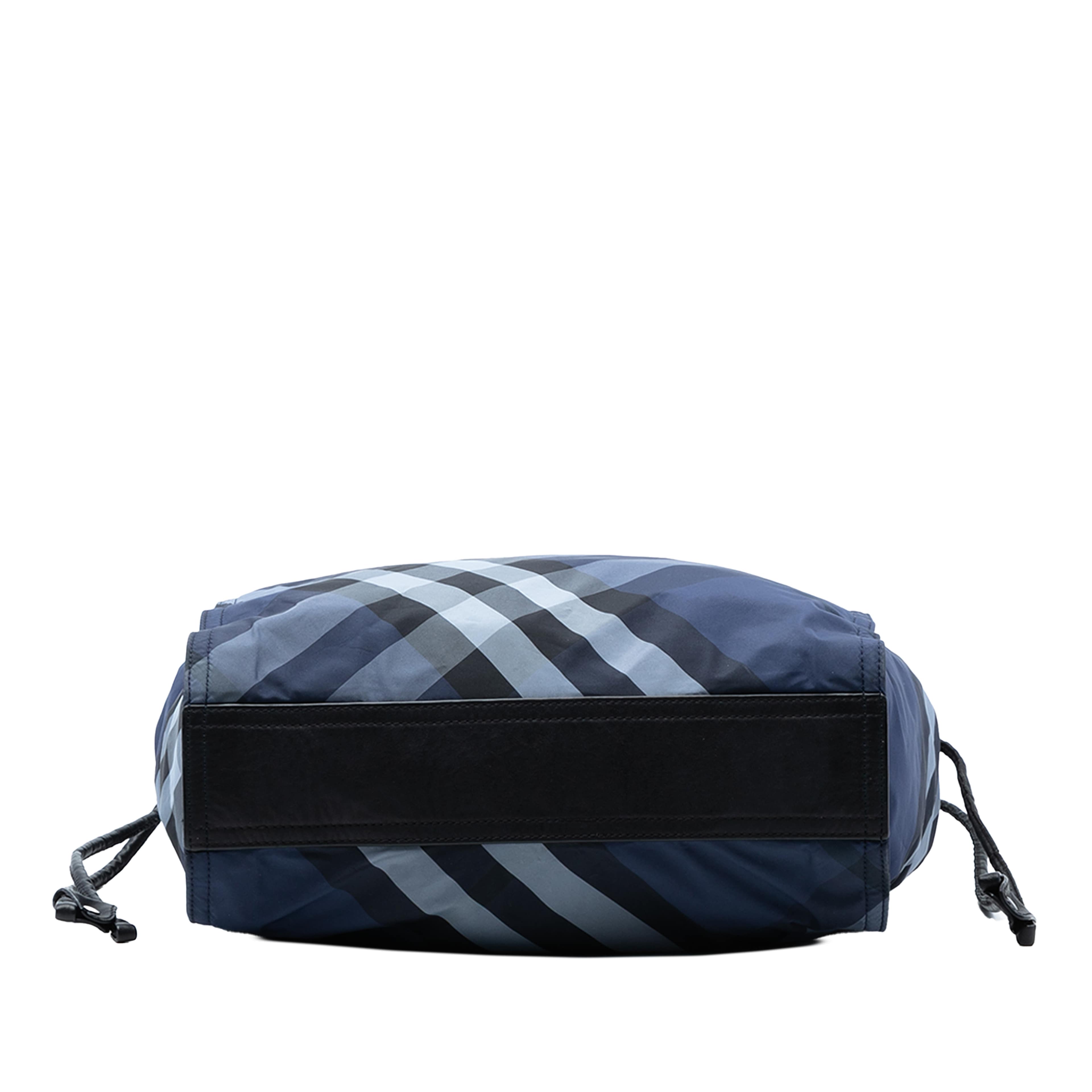 Burberry Supernova Check Nylon Buckleigh Tote, från Luxclusif, i färgen blue. Klicka för att öppna bilden i stort format