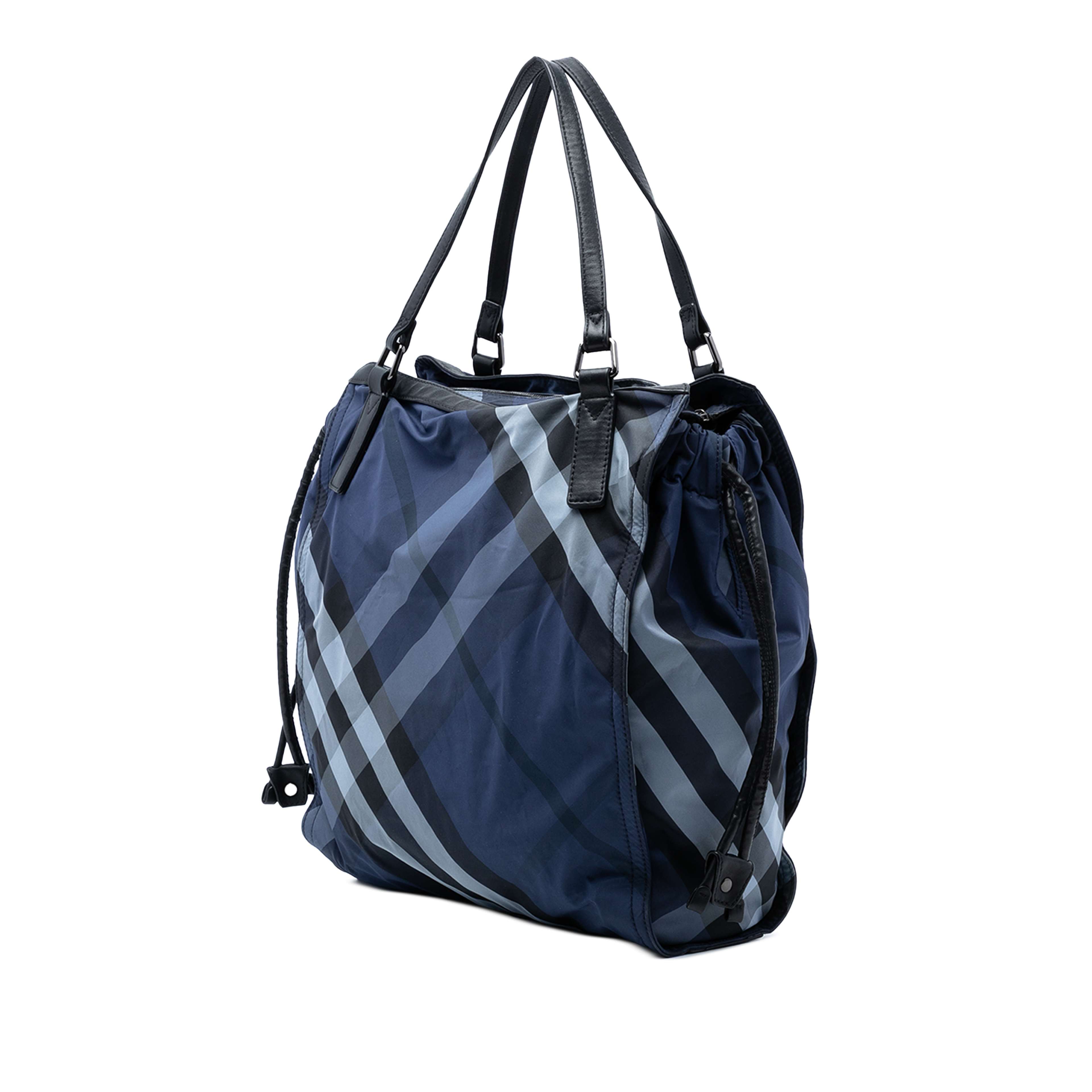 Burberry Supernova Check Nylon Buckleigh Tote, från Luxclusif, i färgen blå. Klicka för att öppna bilden i stort format