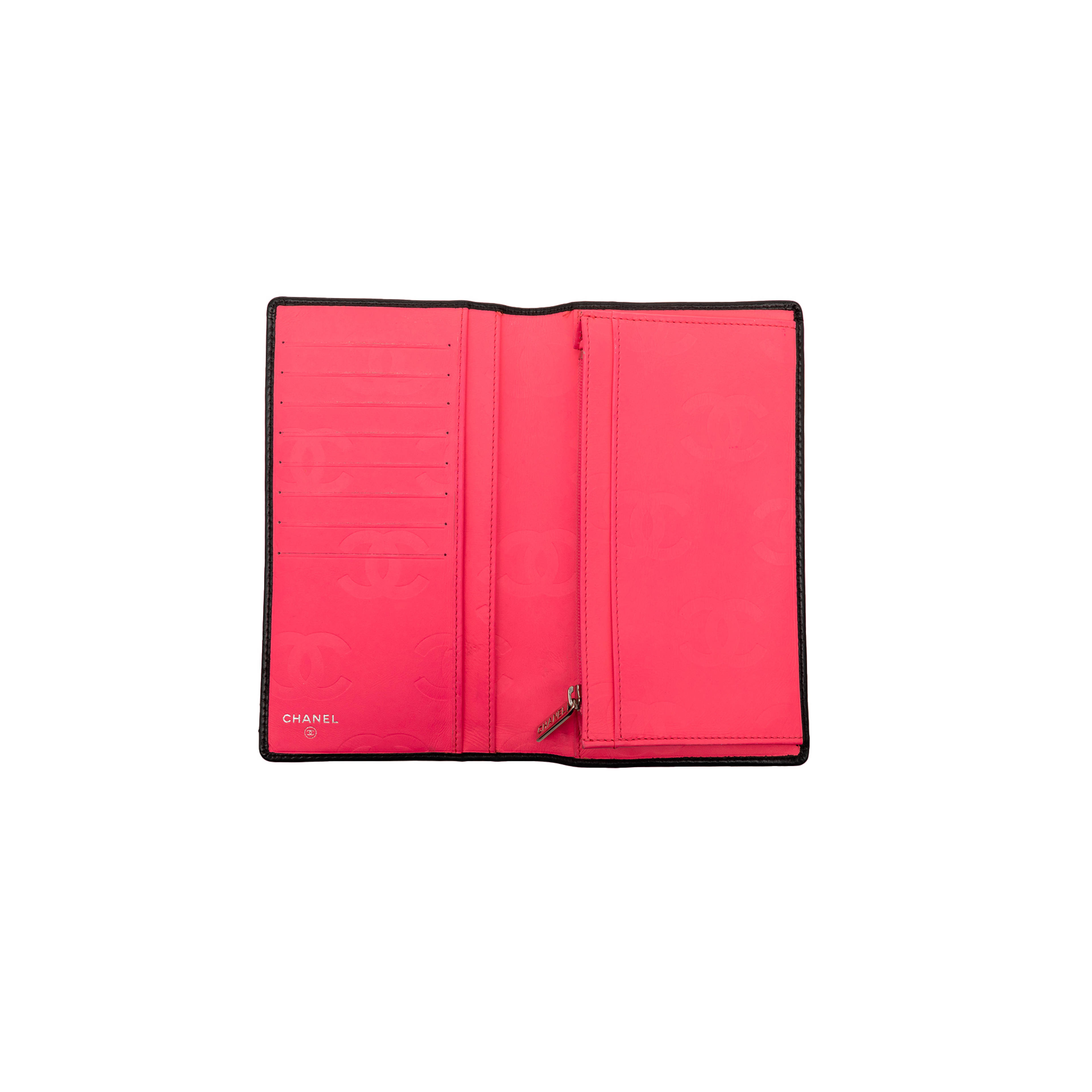 Chanel Quilted Lambskin Cambon Ligne Bifold Wallet, från Luxclusif, i färgen black. Klicka för att öppna bilden i stort format