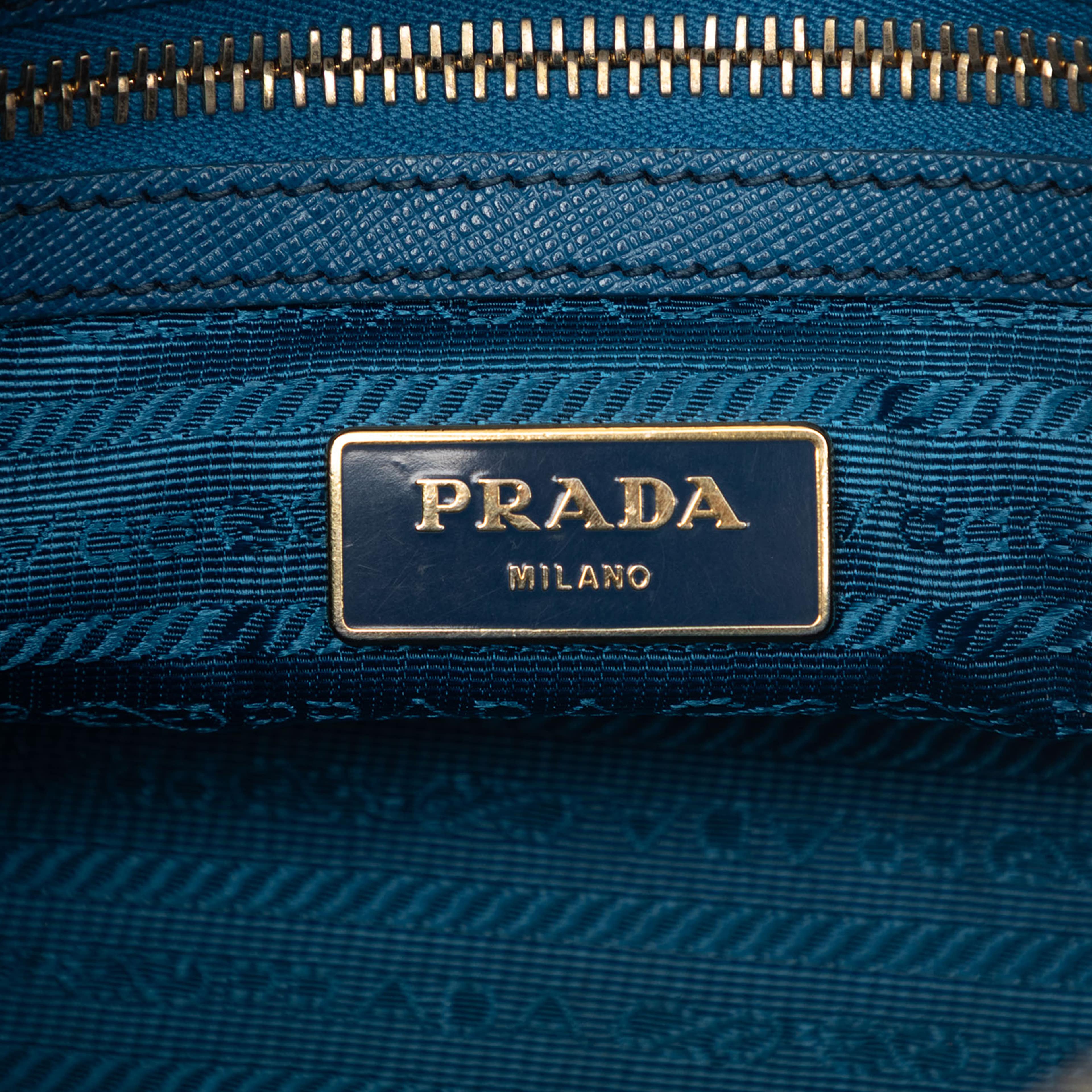 Prada Saffiano Lux Boston Bag, från Luxclusif, i färgen blå. Klicka för att öppna bilden i stort format