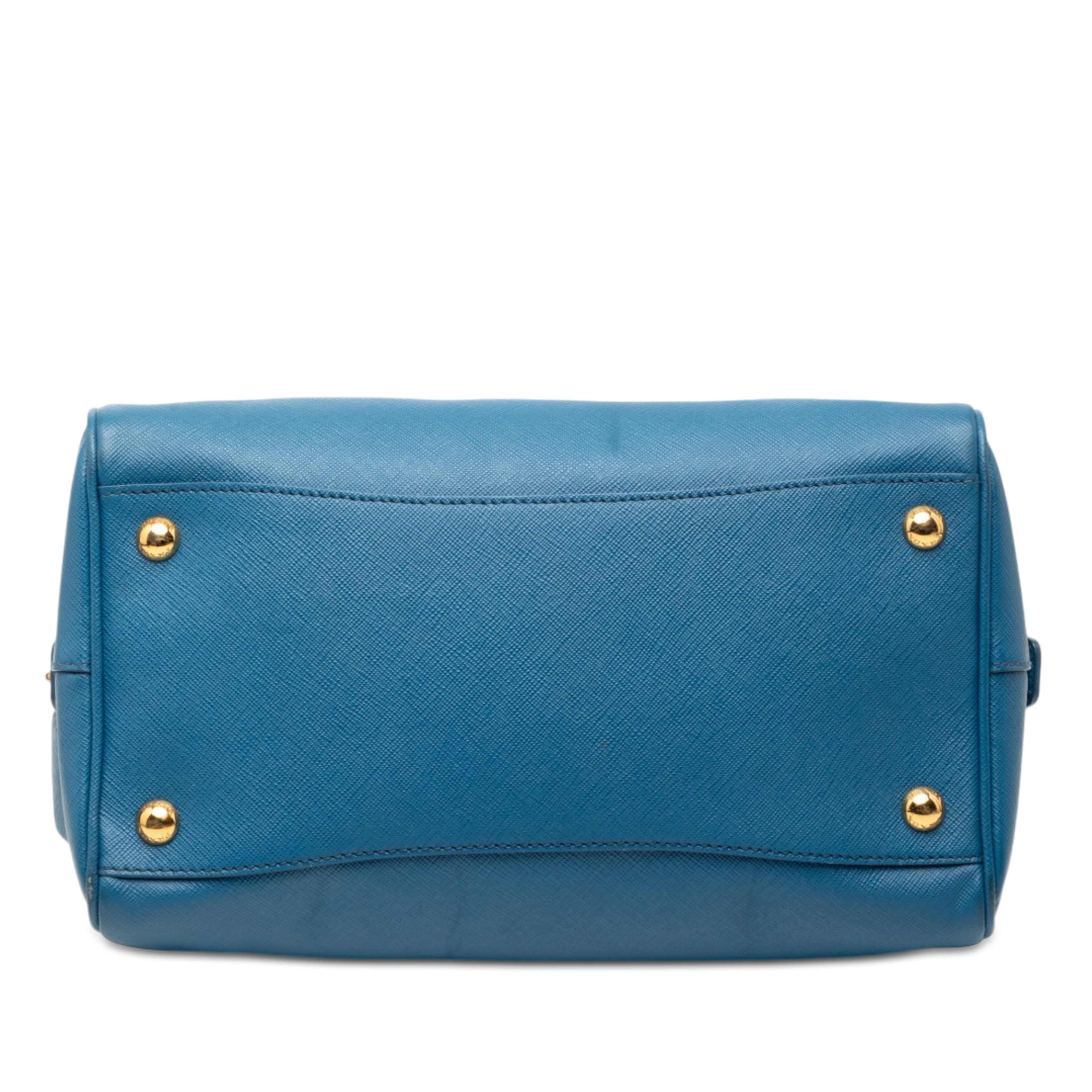 Prada Saffiano Lux Boston Bag, från Luxclusif, i färgen blå. Klicka för att öppna bilden i stort format