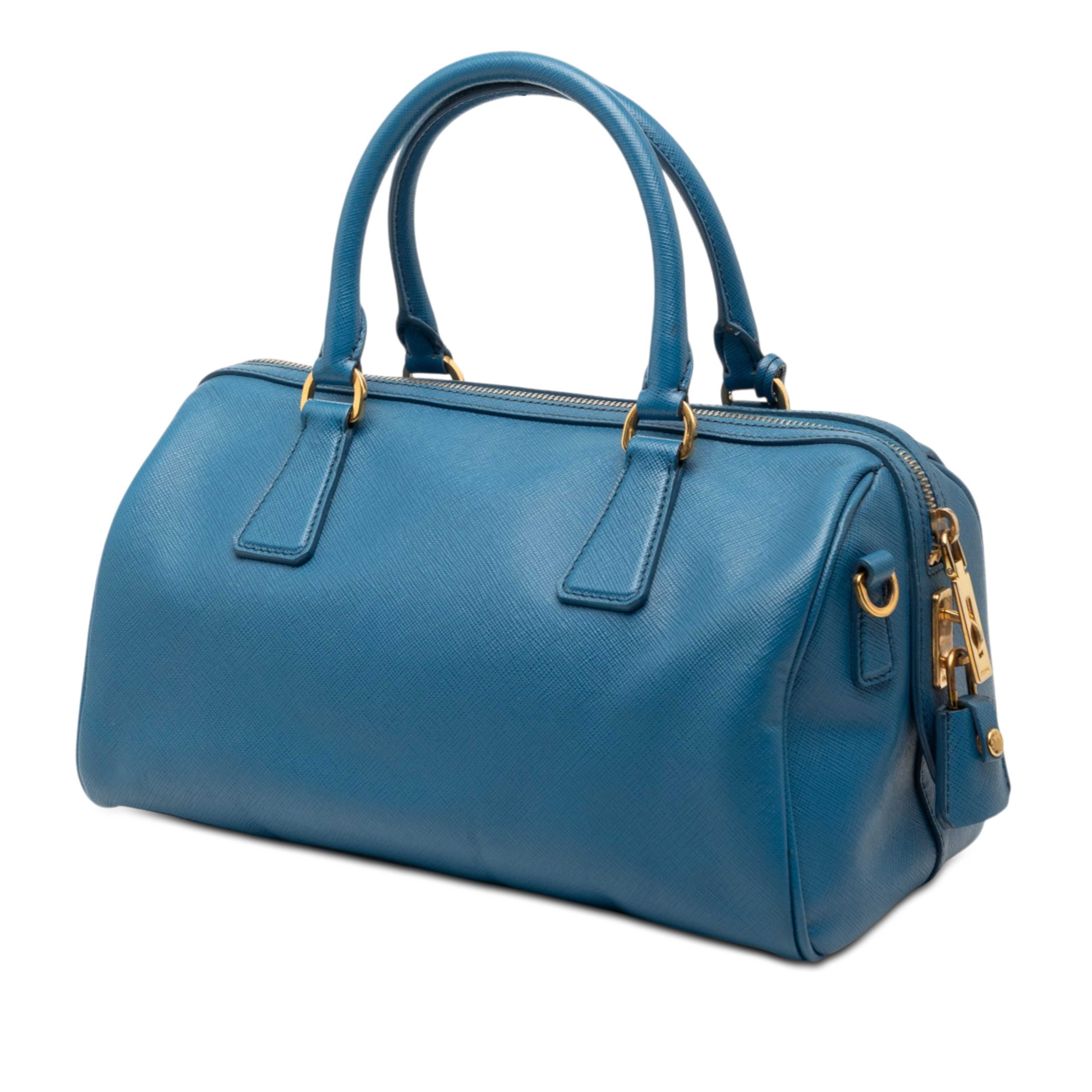 Prada Saffiano Lux Boston Bag, från Luxclusif, i färgen blå. Klicka för att öppna bilden i stort format