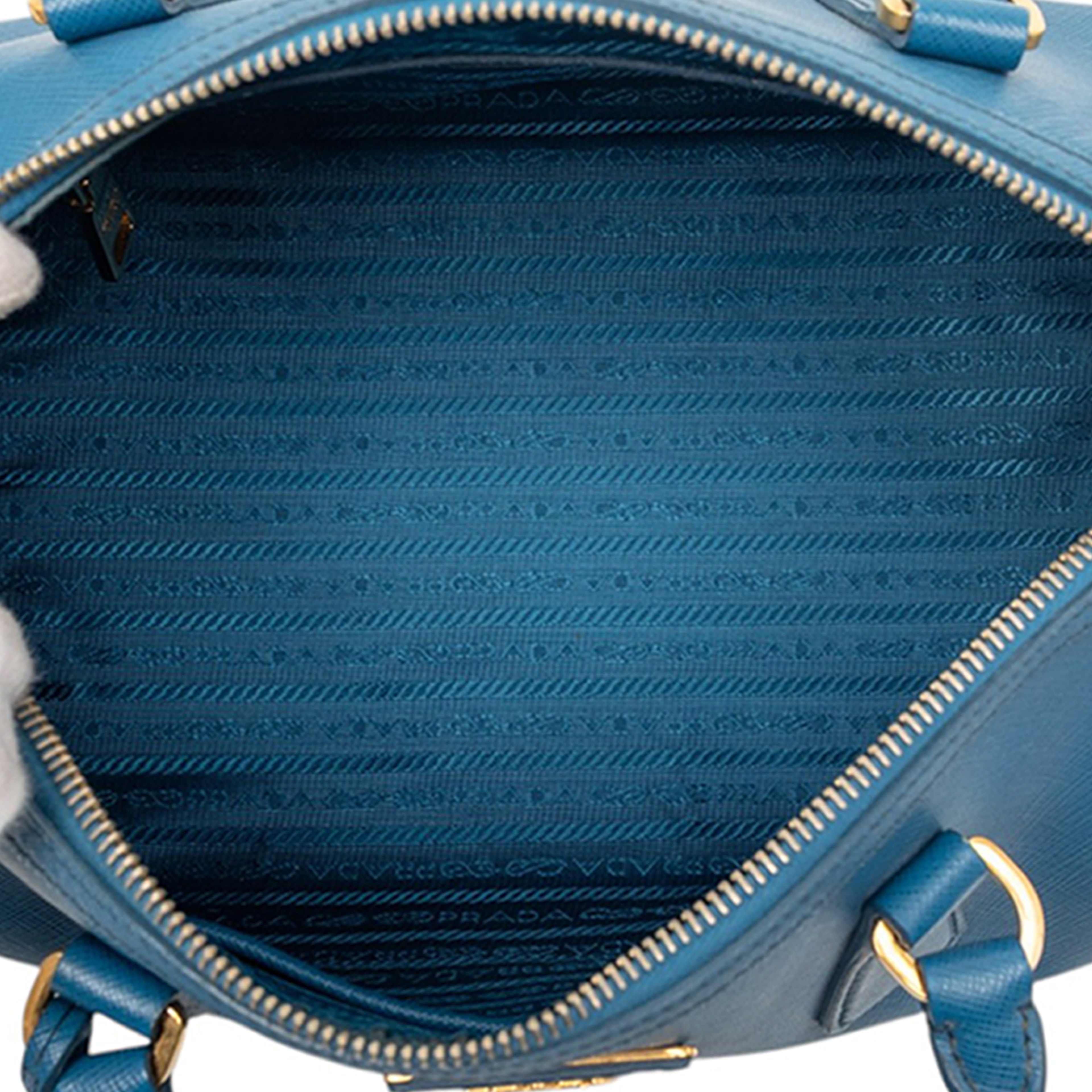 Prada Saffiano Lux Boston Bag, från Luxclusif, i färgen blue. Klicka för att öppna bilden i stort format
