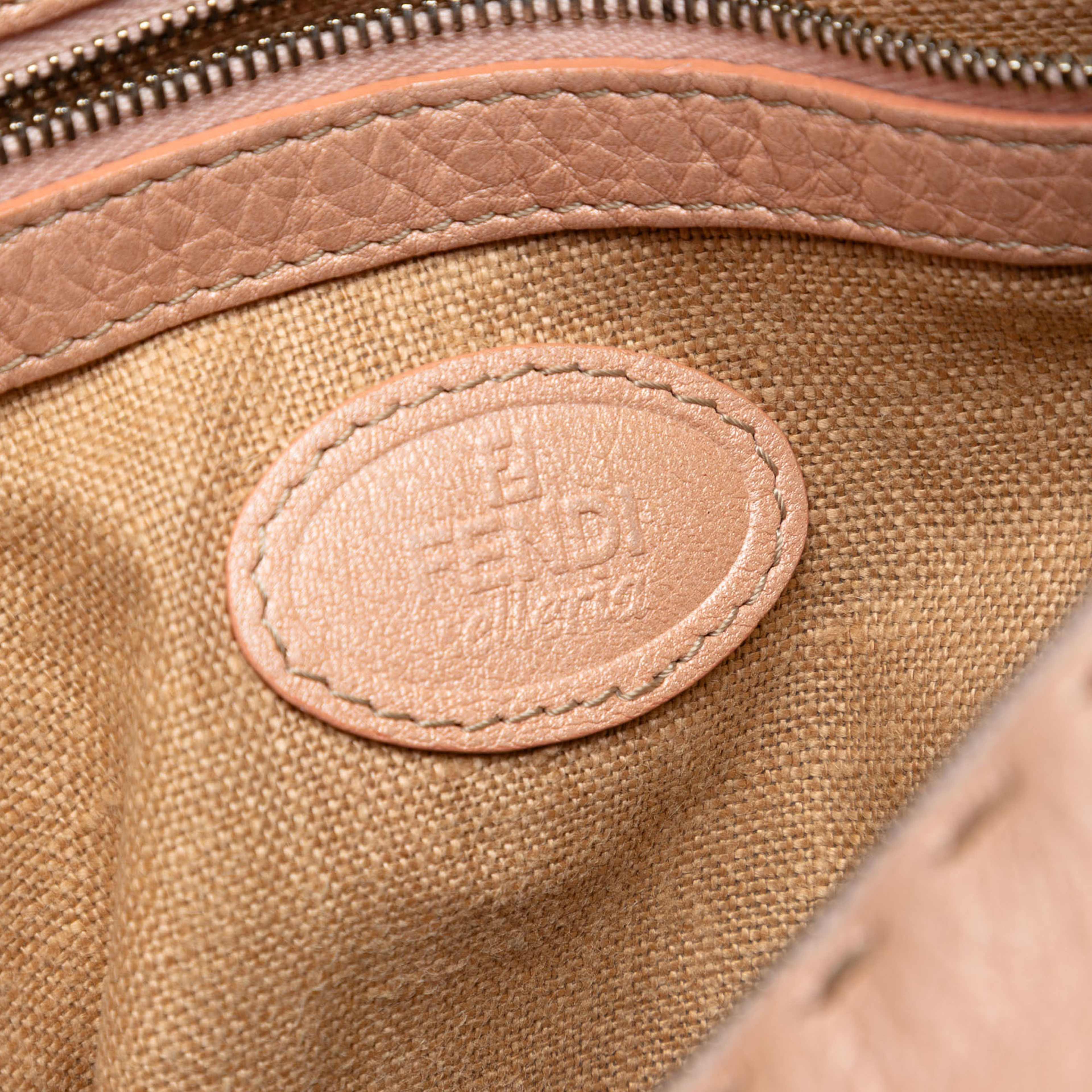Fendi Leather Selleria Crossbody, från Luxclusif, i färgen light pink. Klicka för att öppna bilden i stort format