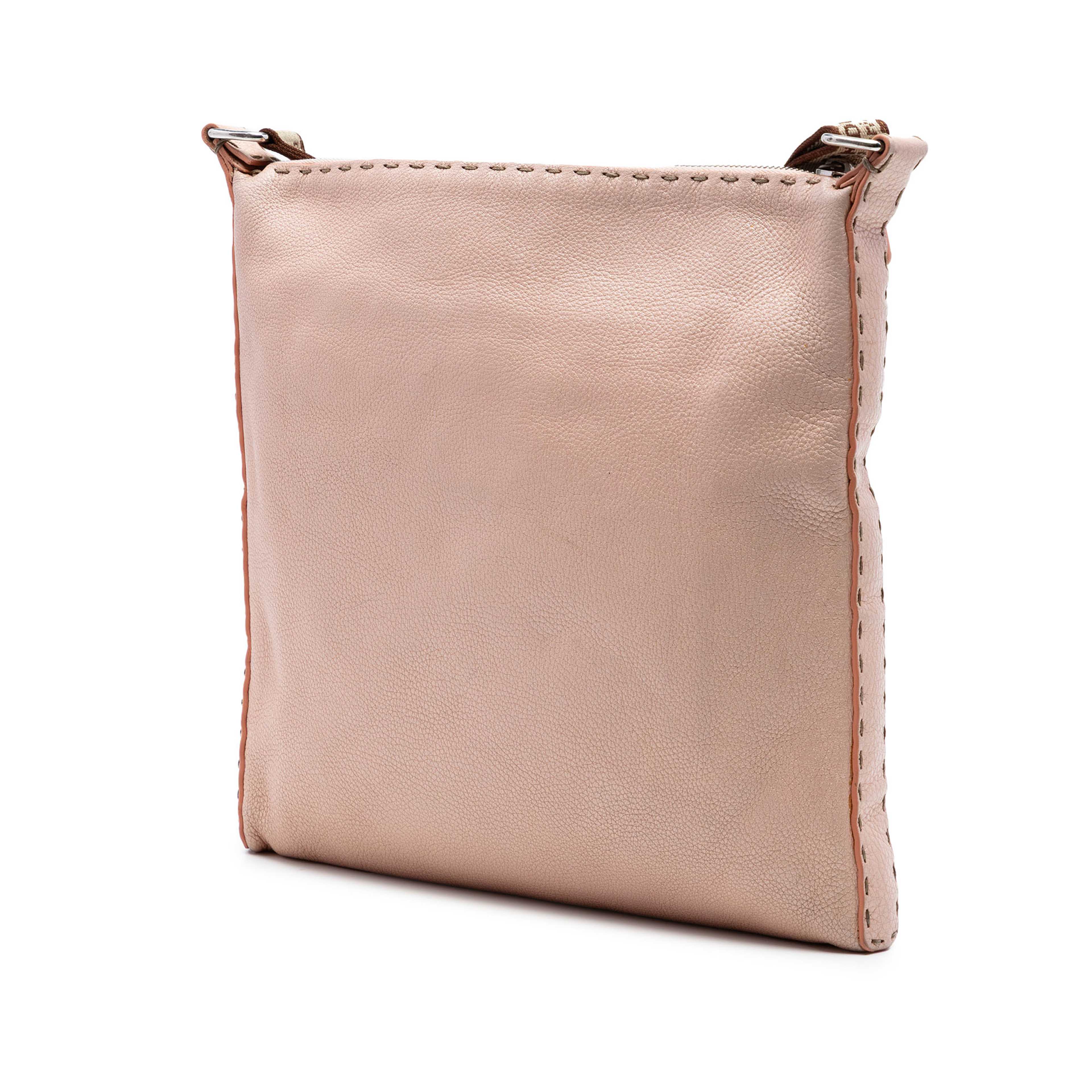 Fendi Leather Selleria Crossbody, från Luxclusif, i färgen light pink. Klicka för att öppna bilden i stort format