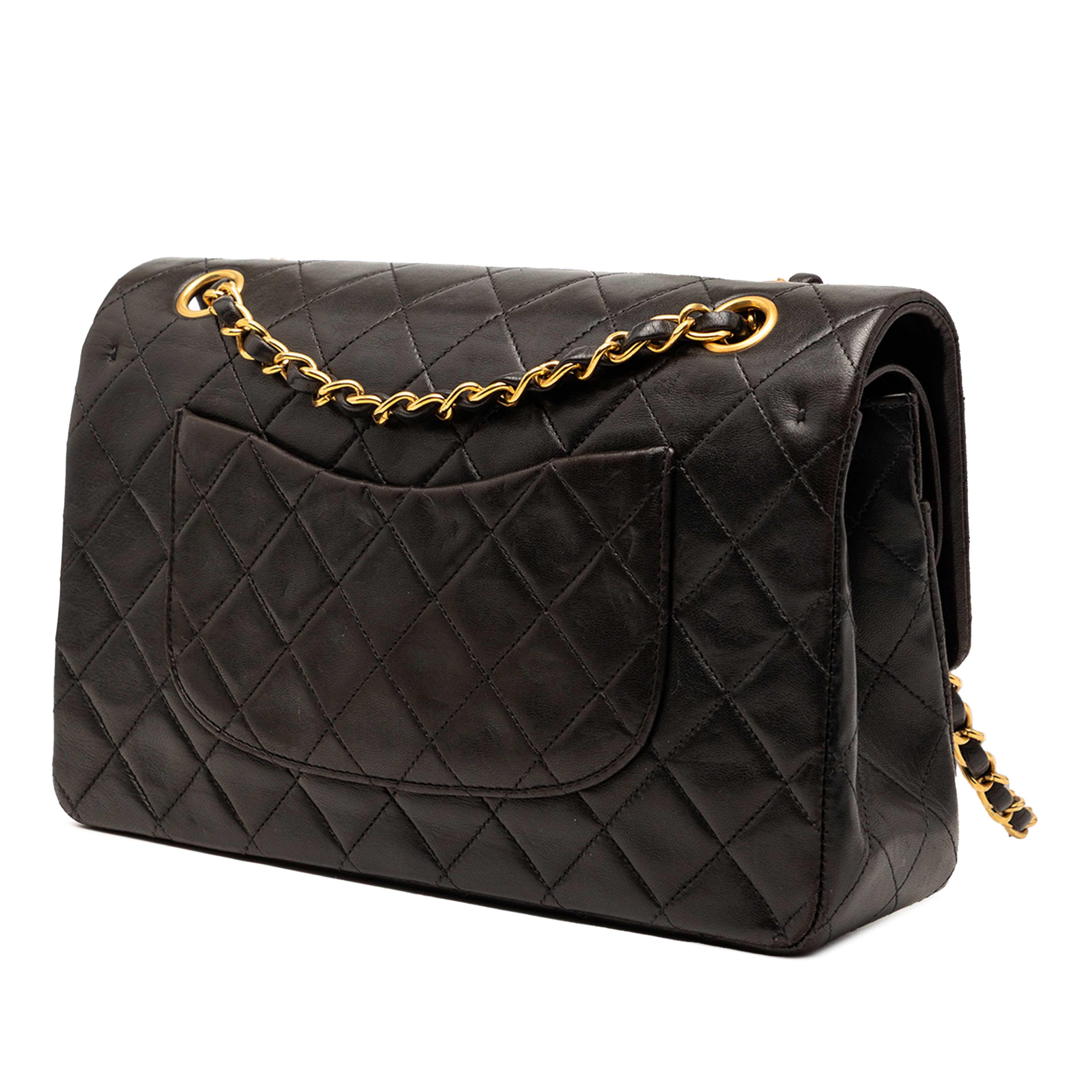 Chanel Medium Classic Lambskin Double Flap, från Luxclusif, i färgen black. Klicka för att öppna bilden i stort format