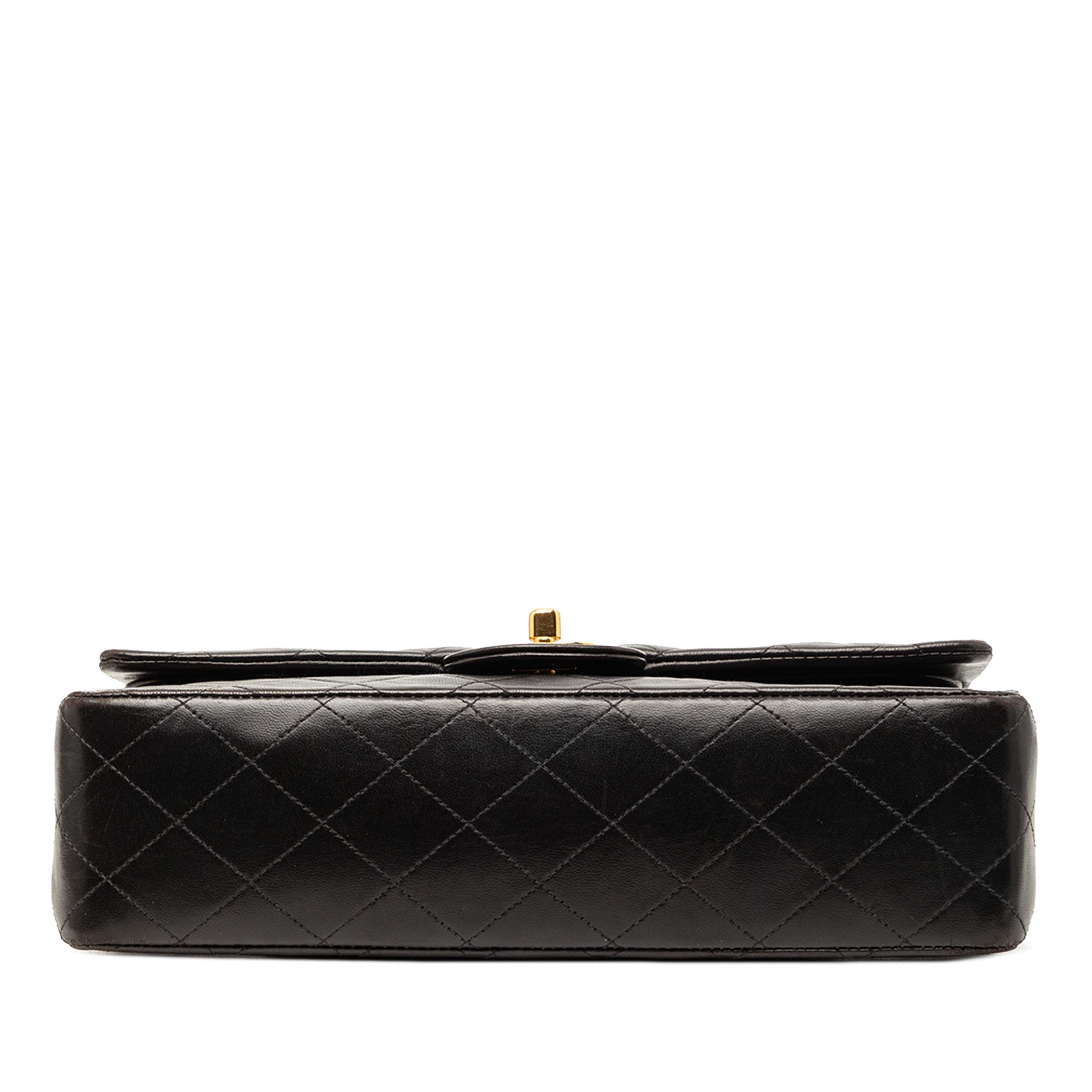 Chanel Medium Classic Lambskin Double Flap, från Luxclusif, i färgen black. Klicka för att öppna bilden i stort format