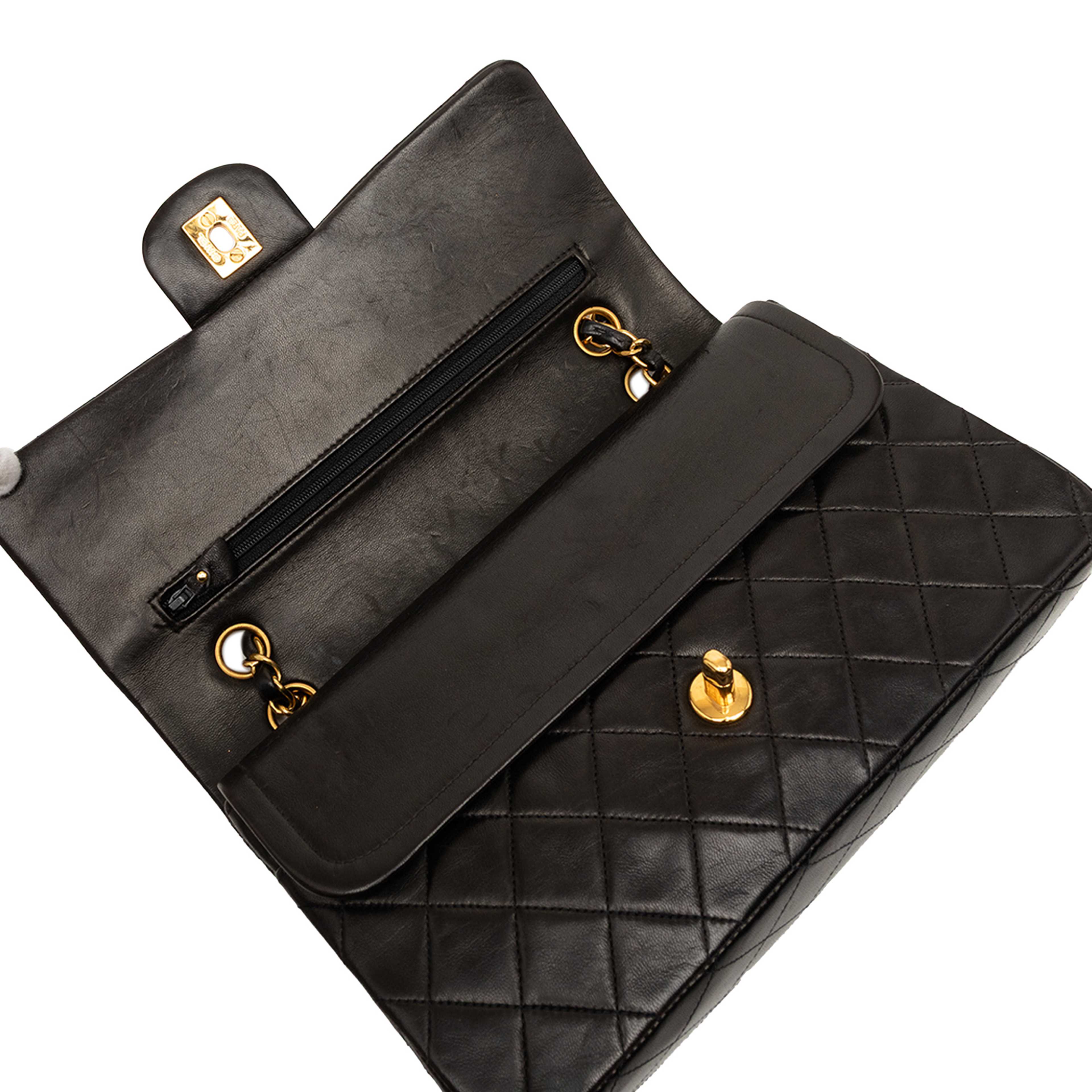 Chanel Medium Classic Lambskin Double Flap, från Luxclusif, i färgen black. Klicka för att öppna bilden i stort format