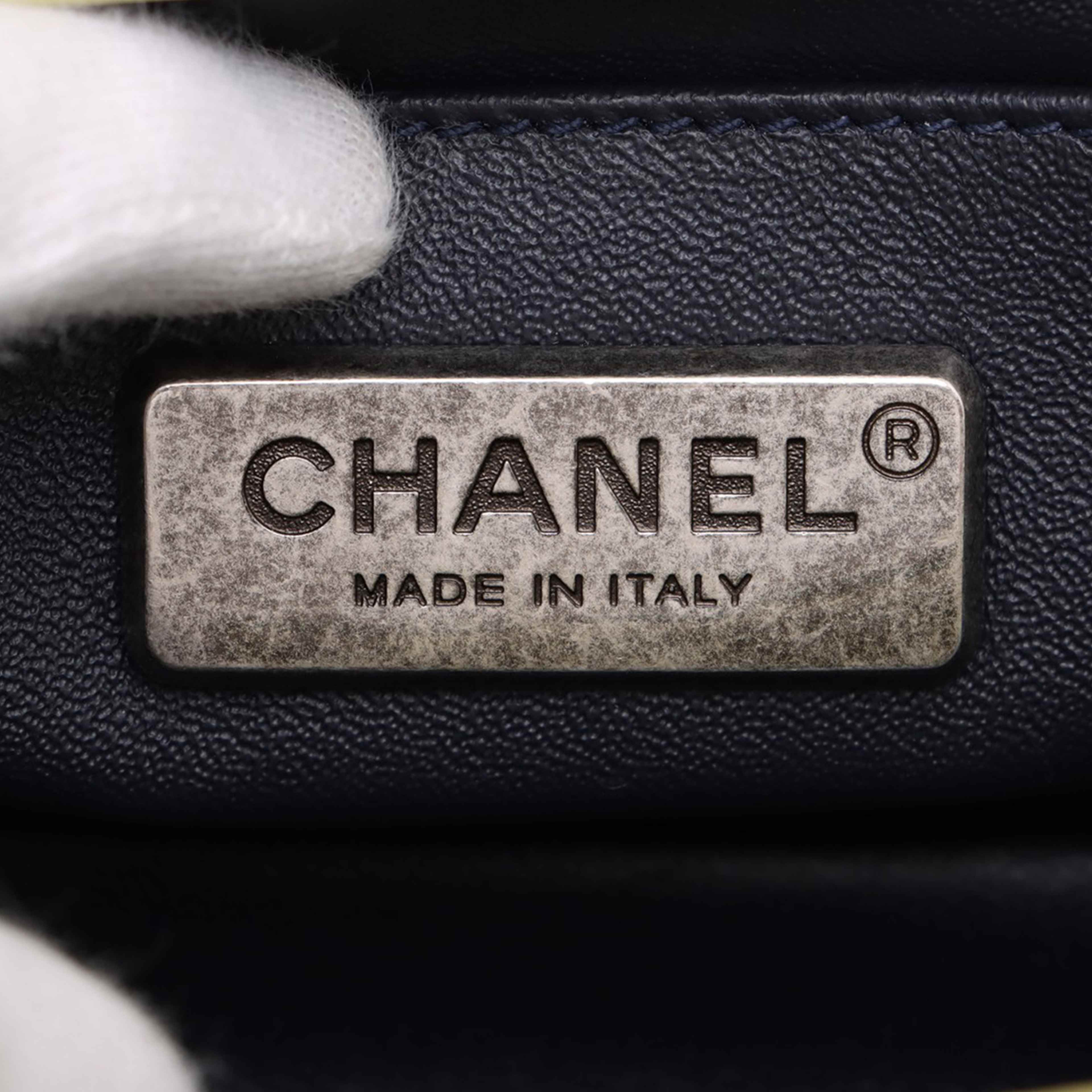 Chanel Small Shearling Boy Flap, från Luxclusif, i färgen light yellow. Klicka för att öppna bilden i stort format