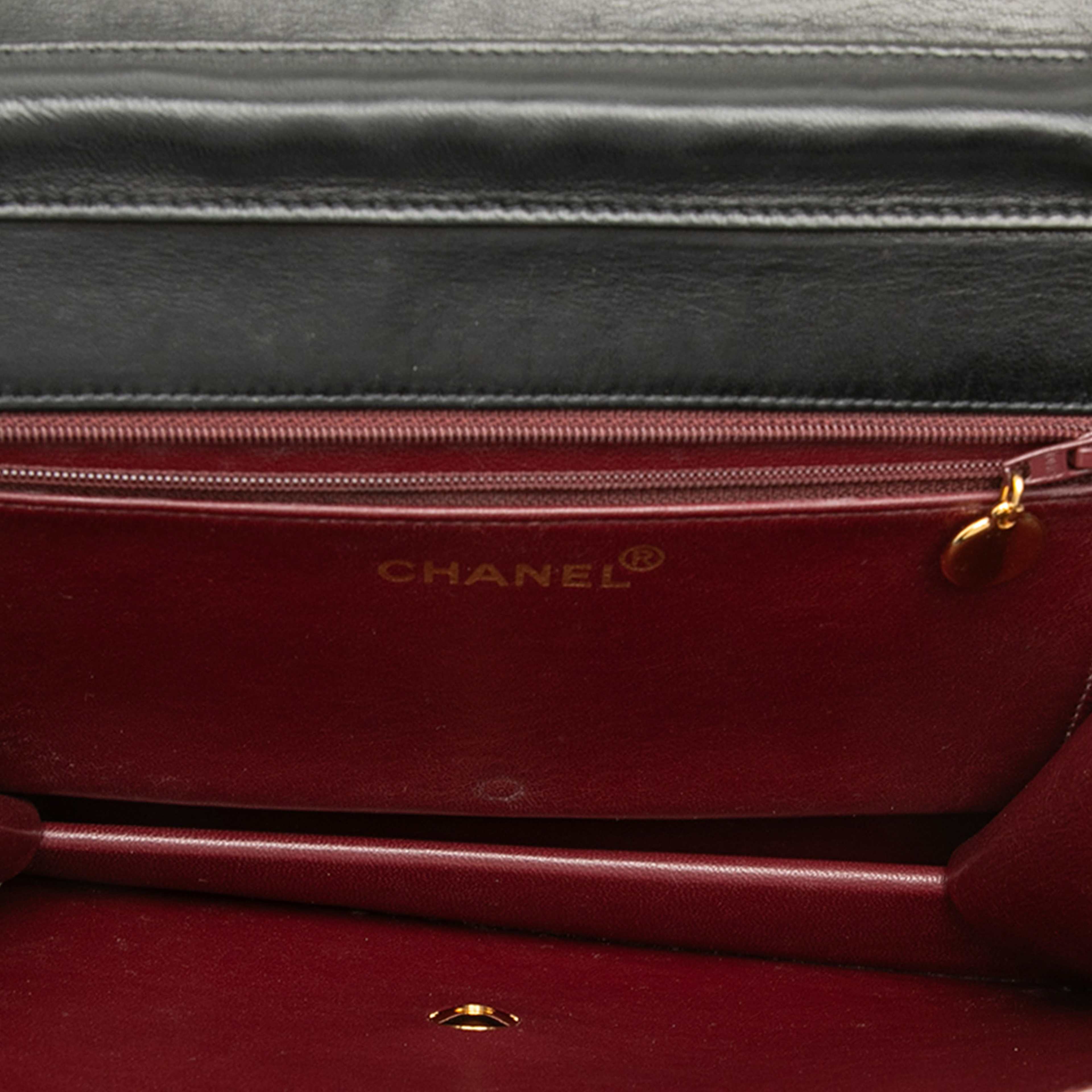 Chanel Medium Cc Quilted Lambskin Single Flap, från Luxclusif, i färgen black. Klicka för att öppna bilden i stort format