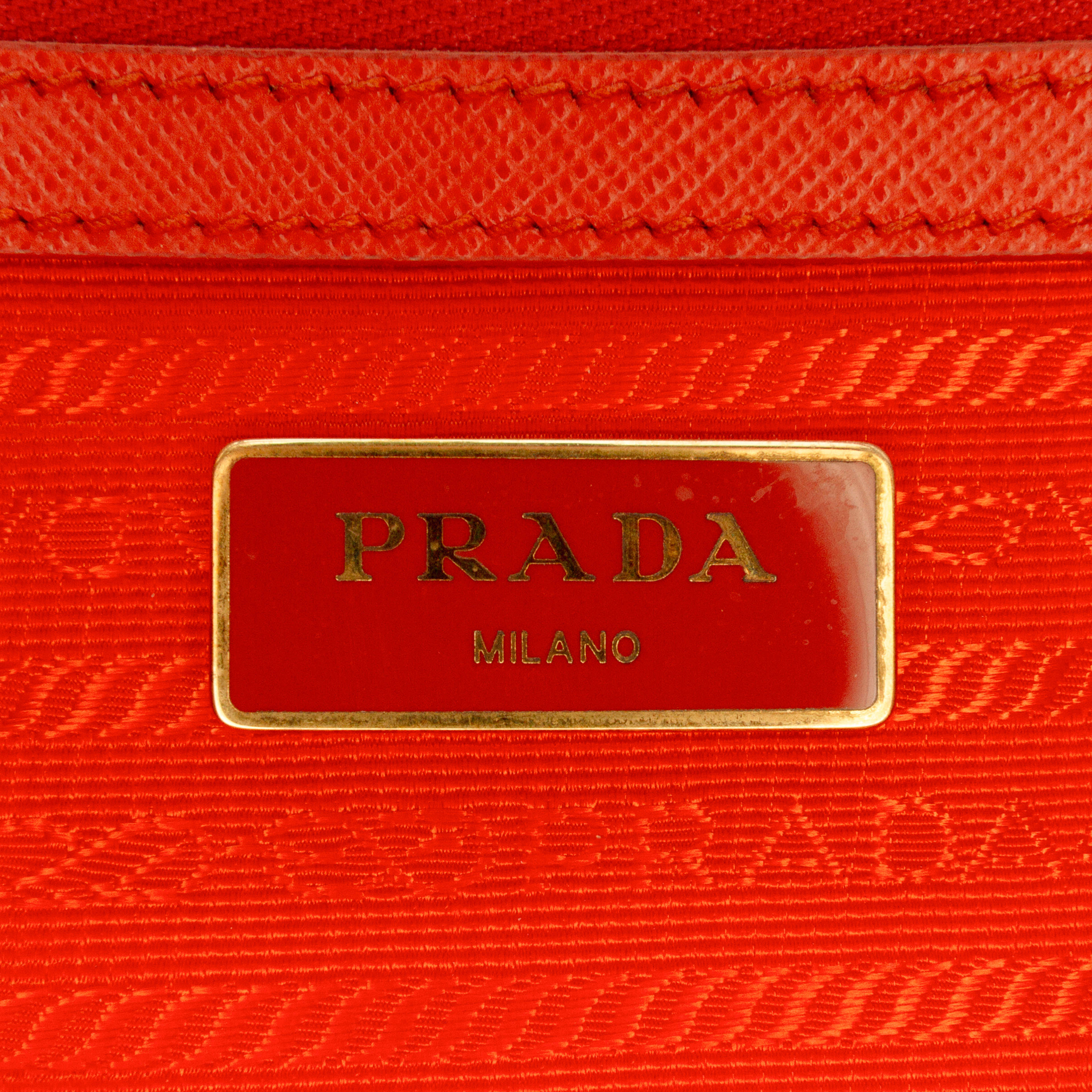 Prada Medium Saffiano Lux Galleria Double Zip Satchel, från Luxclusif, i färgen orange. Klicka för att öppna bilden i stort format