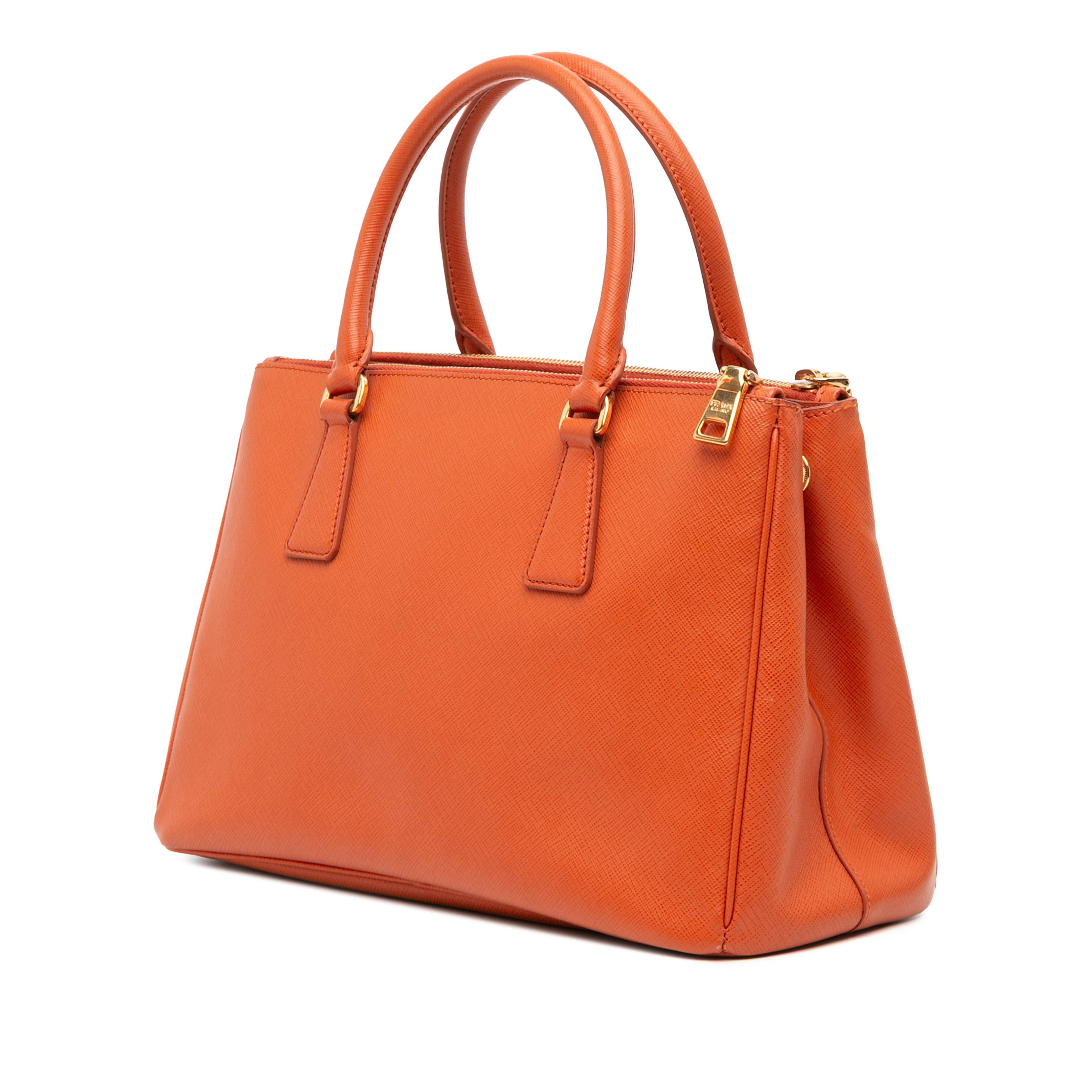 Prada Medium Saffiano Lux Galleria Double Zip Satchel, från Luxclusif, i färgen orange. Klicka för att öppna bilden i stort format