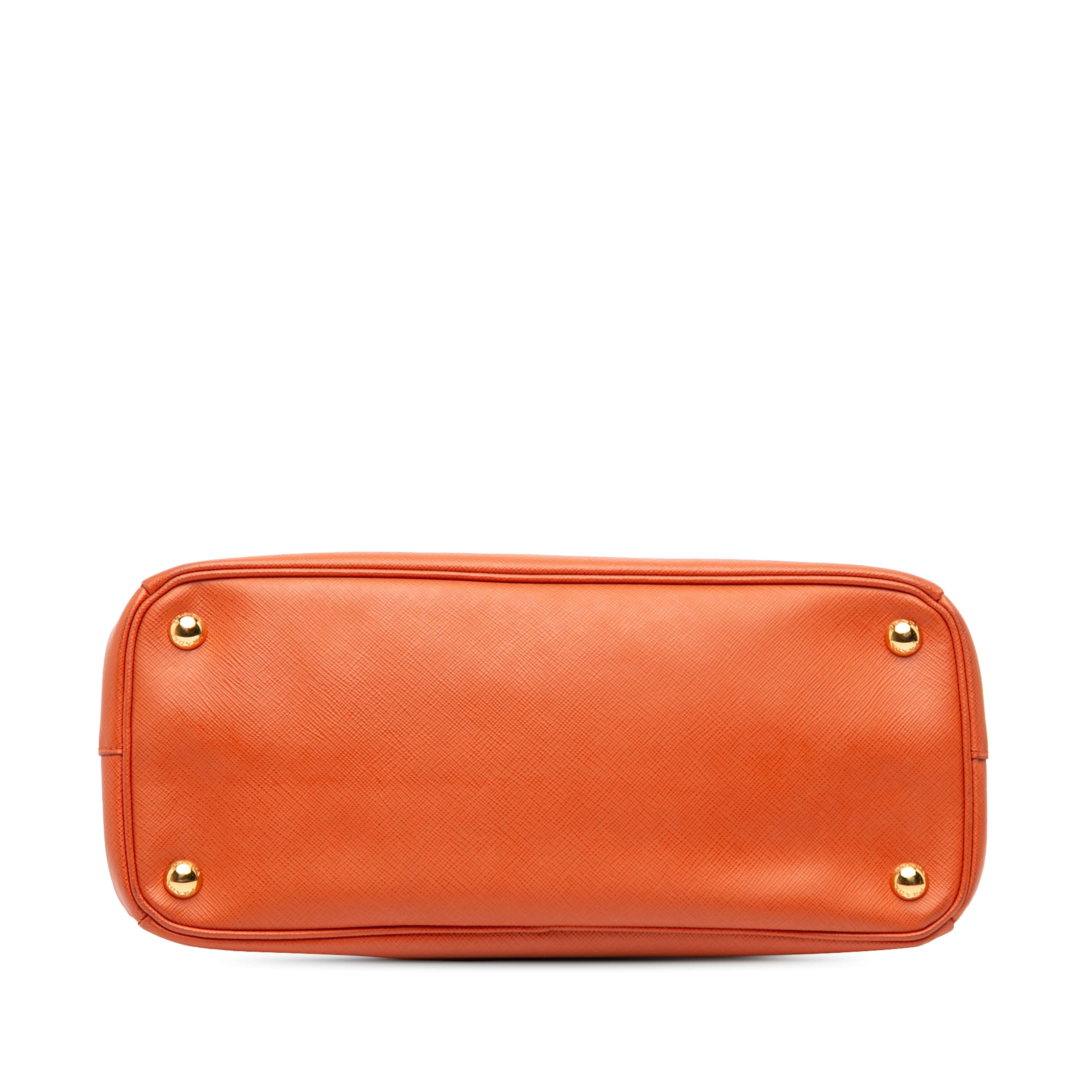 Prada Medium Saffiano Lux Galleria Double Zip Satchel, från Luxclusif, i färgen orange. Klicka för att öppna bilden i stort format