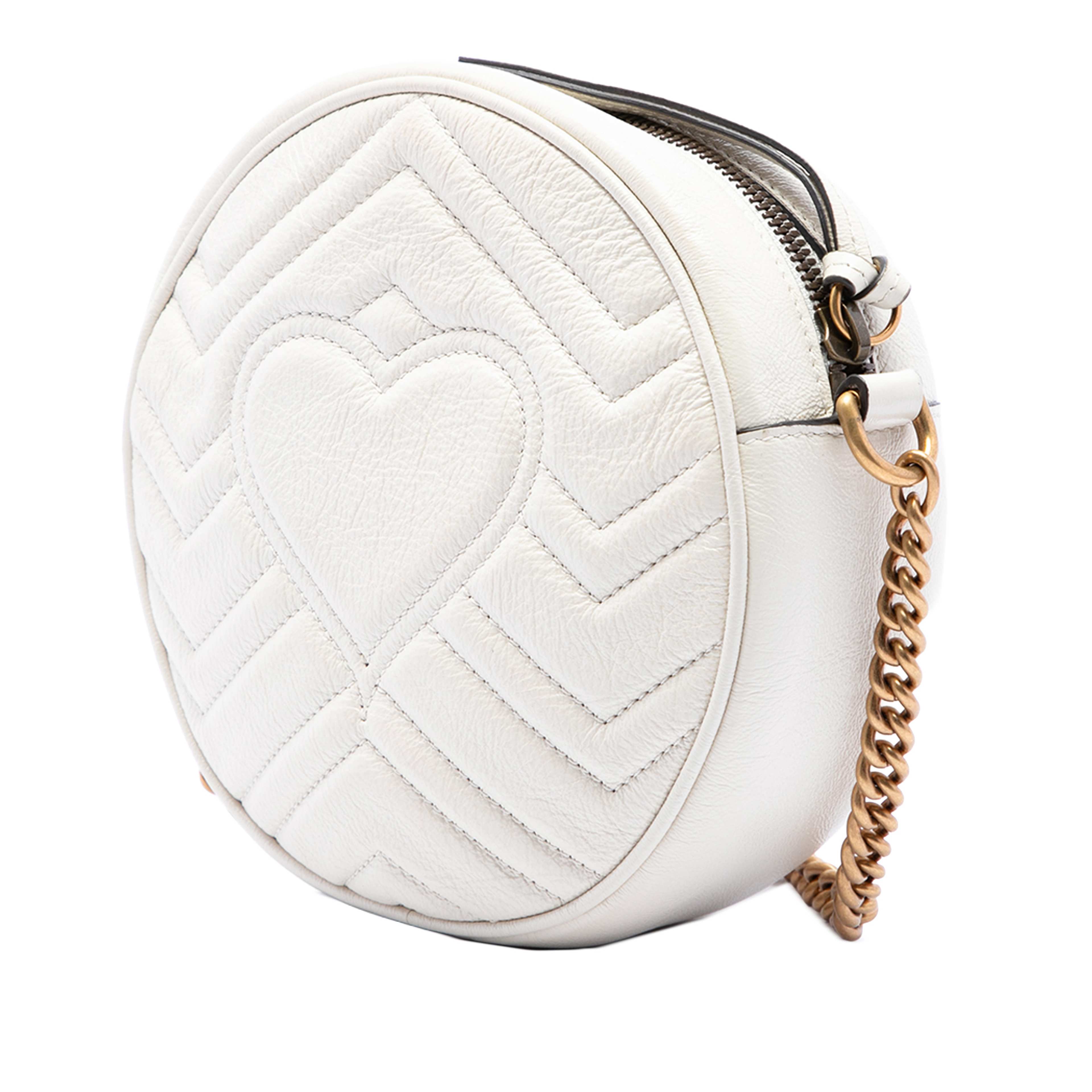 Gucci Mini Gg Marmont Matelasse Calfskin Round Crossbody, från Luxclusif, i färgen vit. Klicka för att öppna bilden i stort format