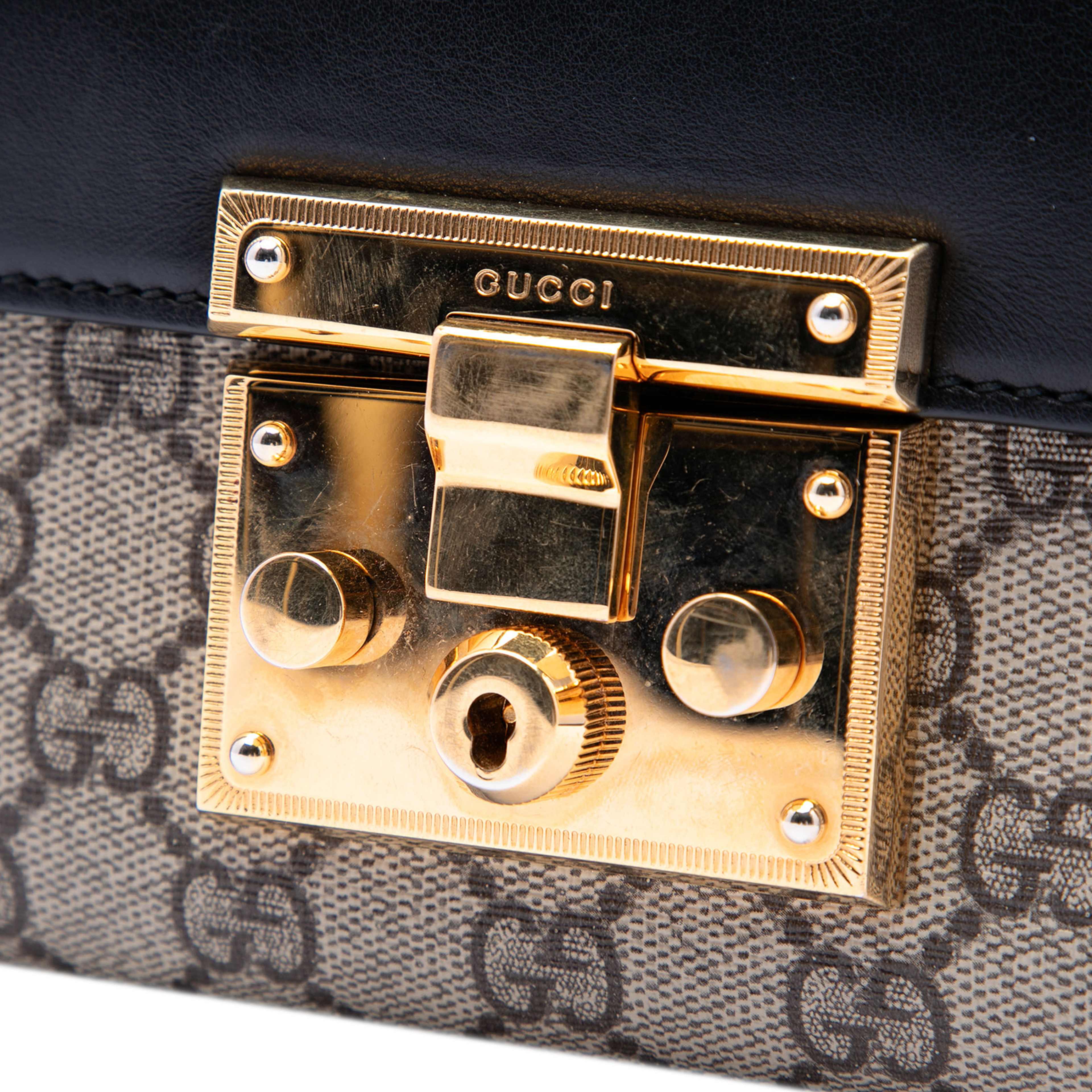 Gucci Small Gg Supreme Padlock Crossbody, från Luxclusif, i färgen beige. Klicka för att öppna bilden i stort format