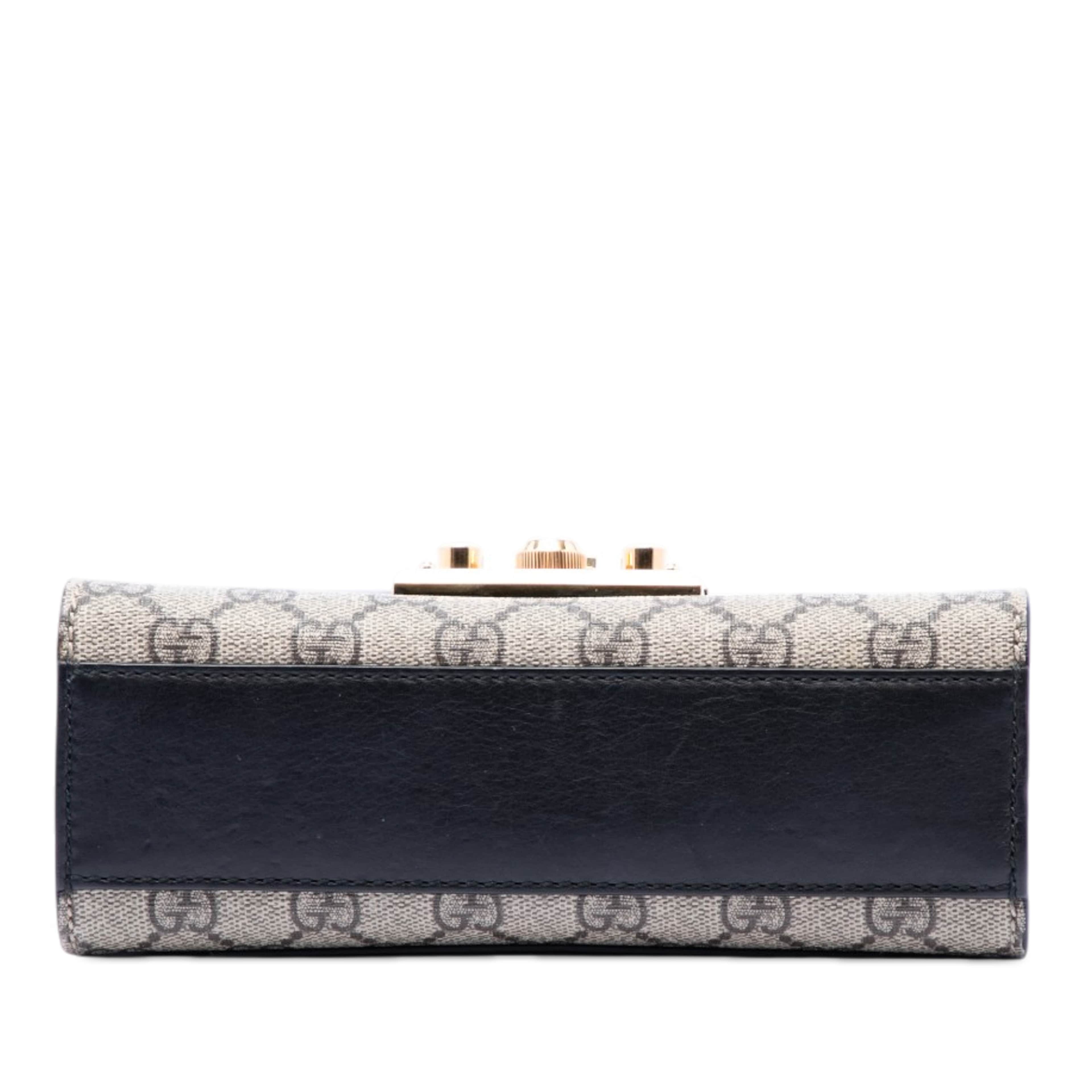 Gucci Small Gg Supreme Padlock Crossbody, från Luxclusif, i färgen beige. Klicka för att öppna bilden i stort format