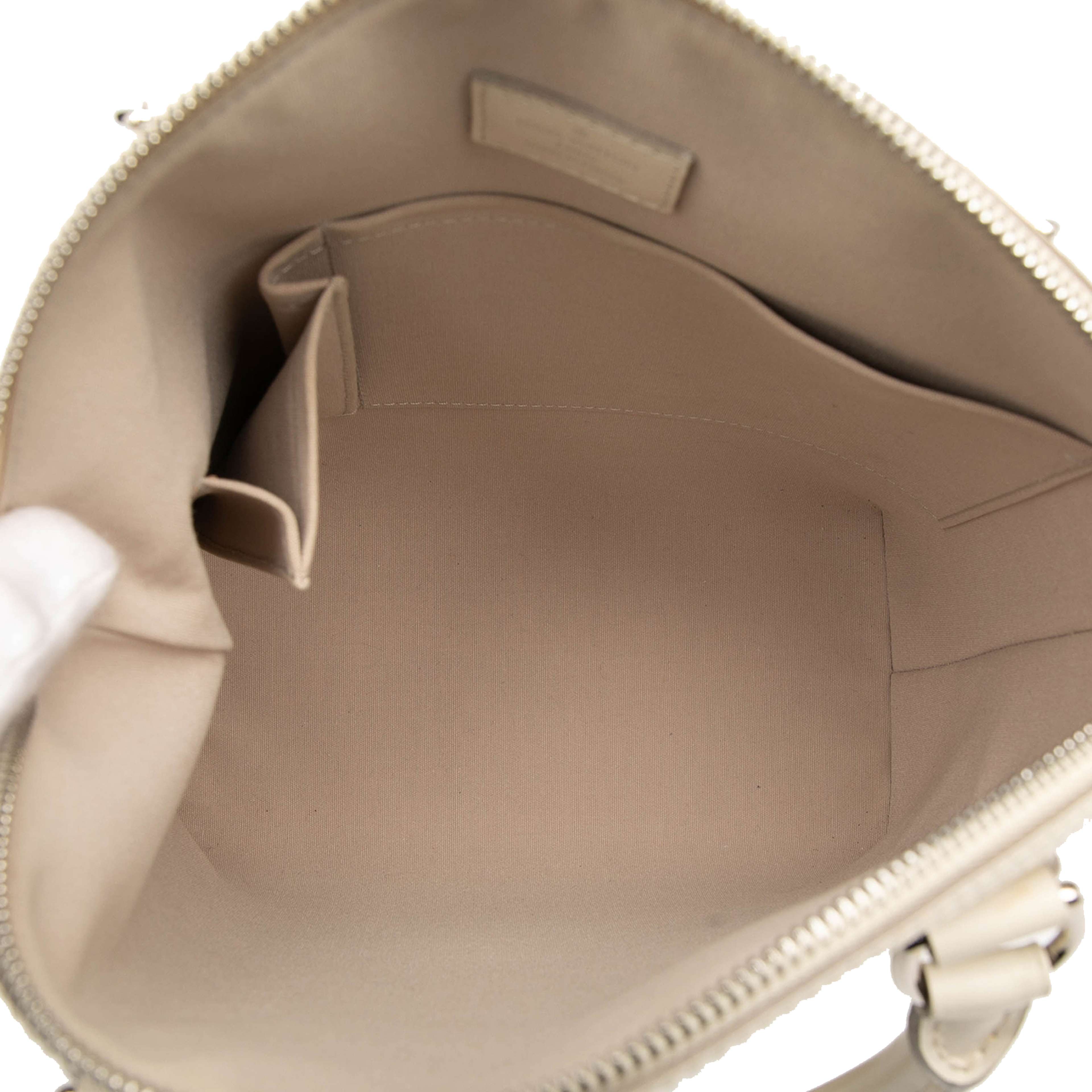 Louis Vuitton Epi Lockit Vertical, från Luxclusif, i färgen white. Klicka för att öppna bilden i stort format