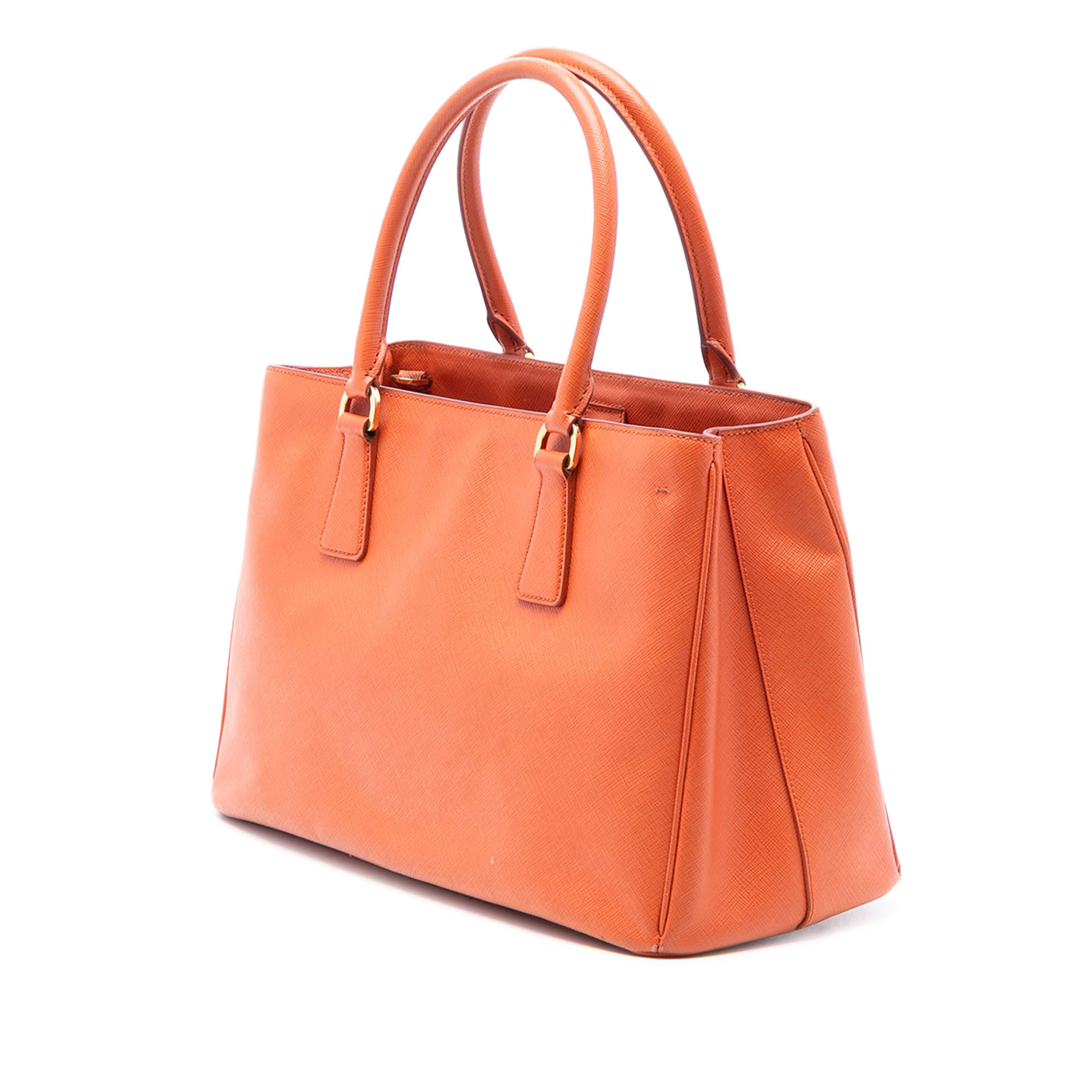 Prada Medium Saffiano Lux Galleria Satchel, från Luxclusif, i färgen orange. Klicka för att öppna bilden i stort format