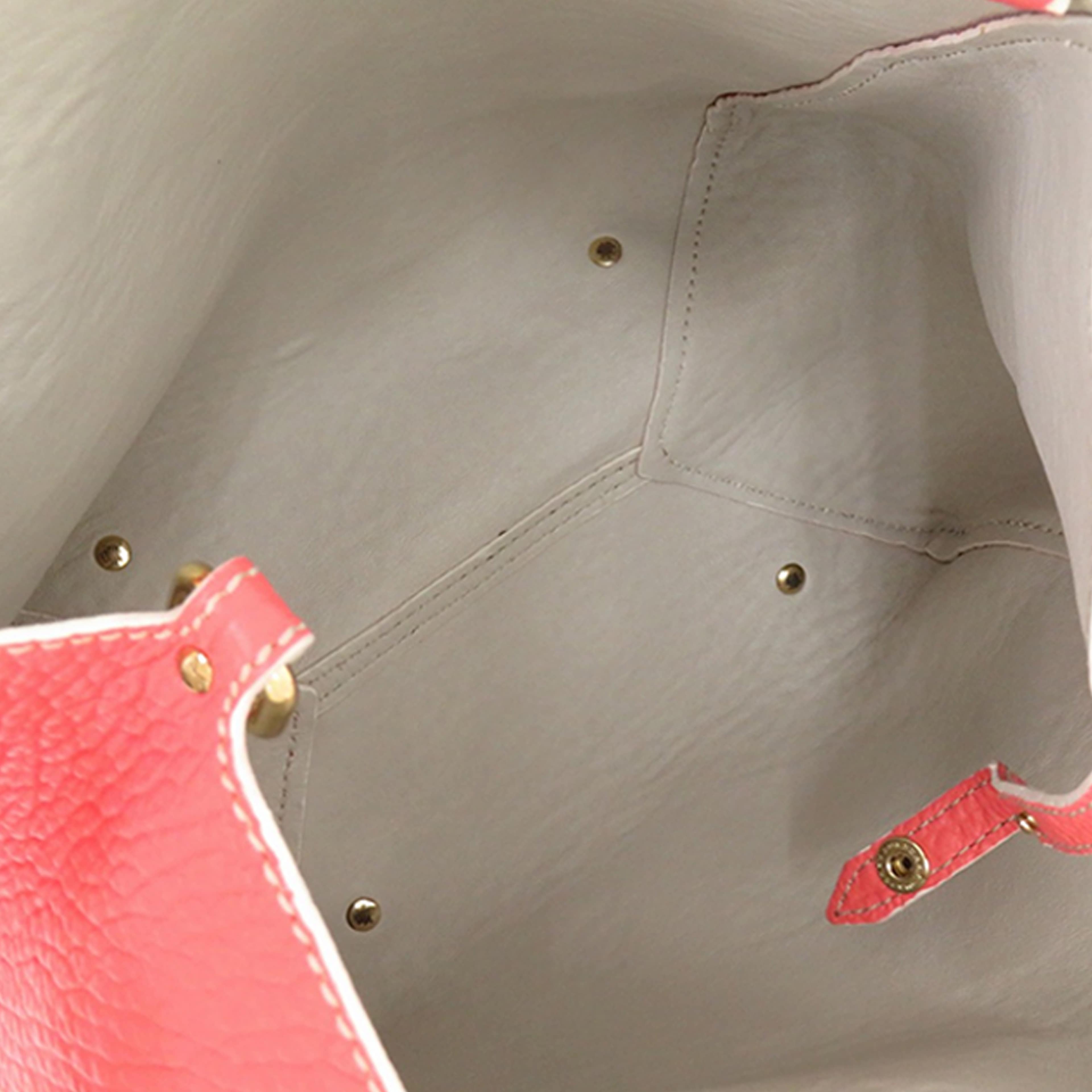 Burberry Small Embossed Grain Check Canterbury Tote, från Luxclusif, i färgen blush. Klicka för att öppna bilden i stort format