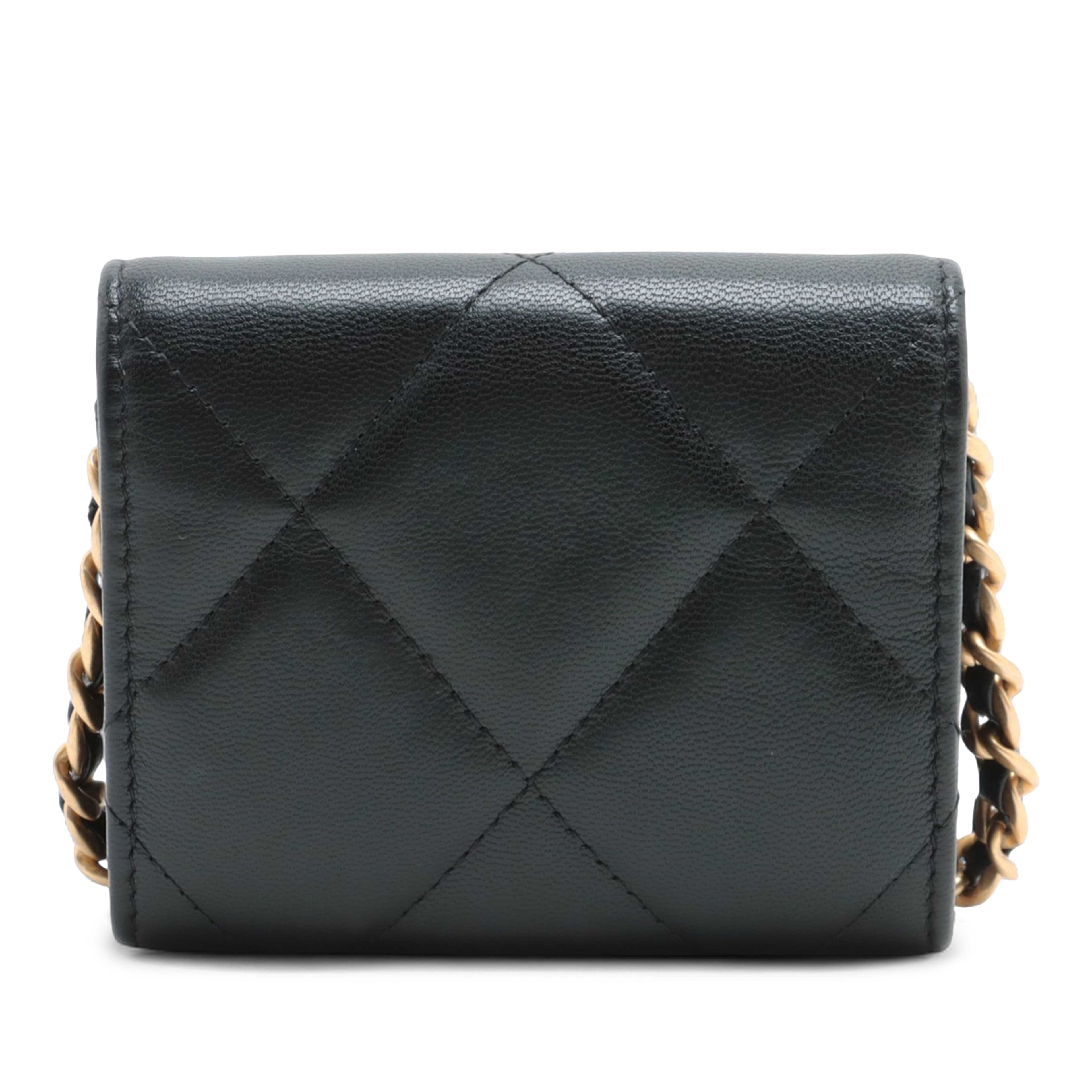 Chanel Quilted Lambskin 19 Flap Coin Purse With Chain, från Luxclusif, i färgen black. Klicka för att öppna bilden i stort format