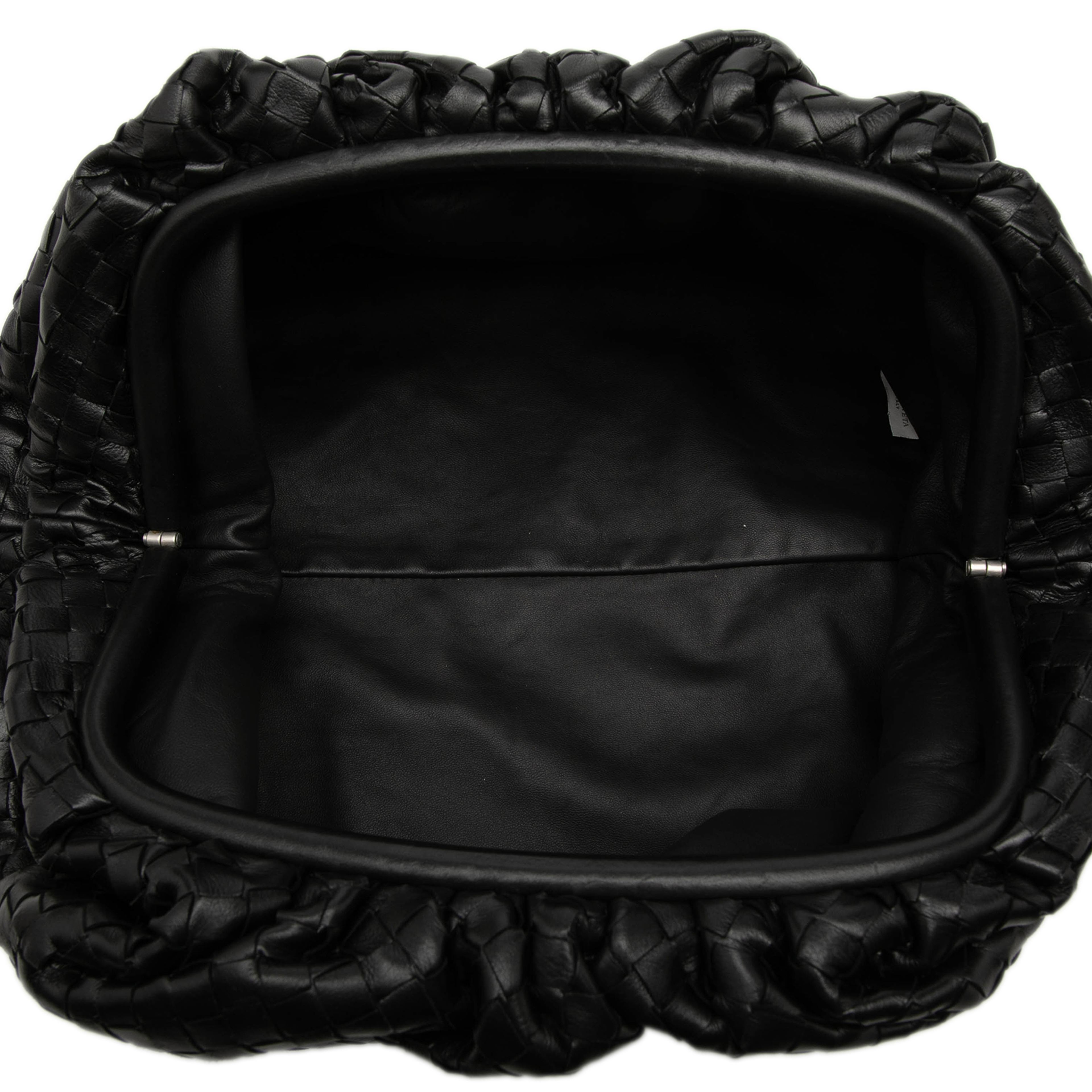 Bottega Veneta Nappa Intrecciato The Pouch, från Luxclusif, i färgen black. Klicka för att öppna bilden i stort format