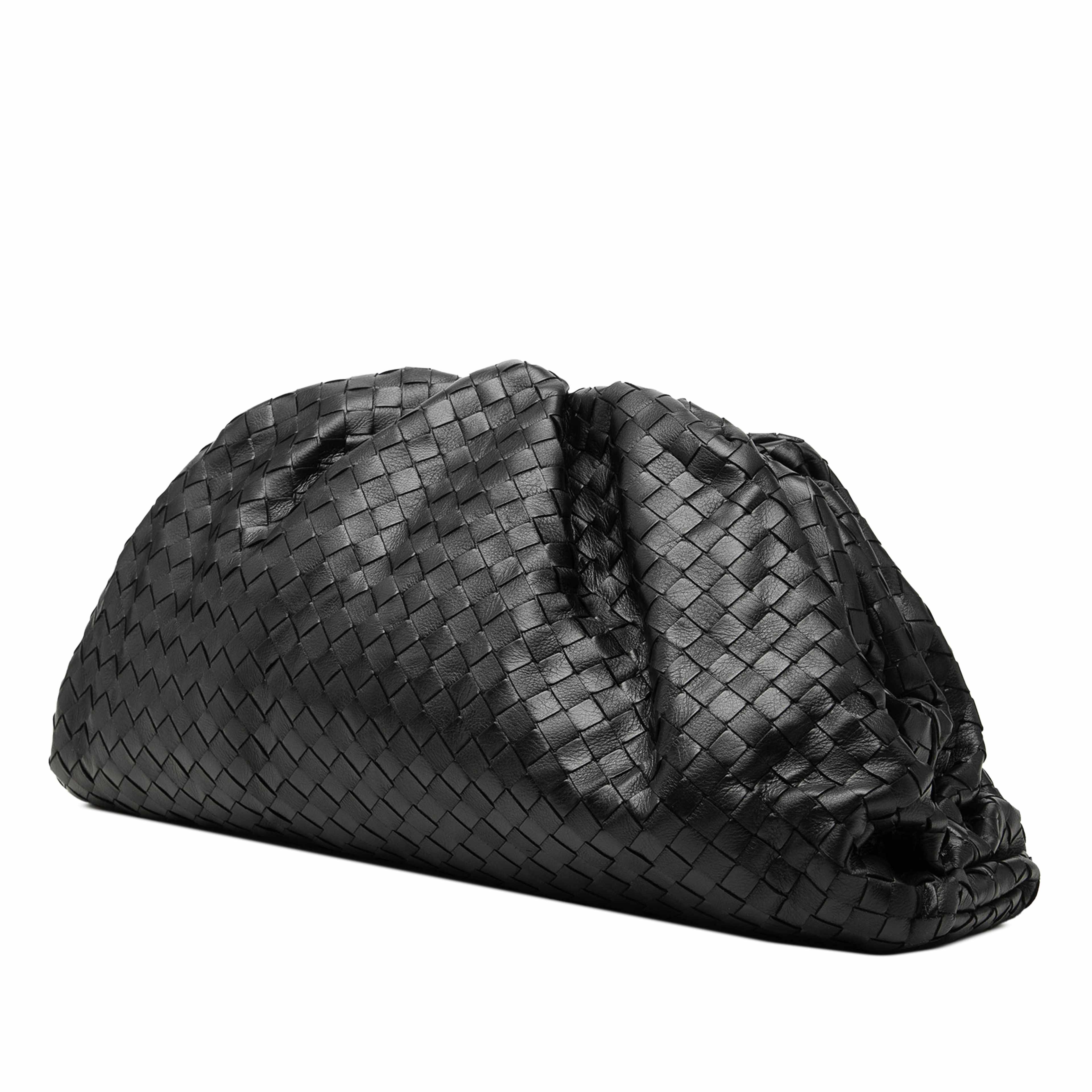 Bottega Veneta Nappa Intrecciato The Pouch, från Luxclusif, i färgen svart. Klicka för att öppna bilden i stort format