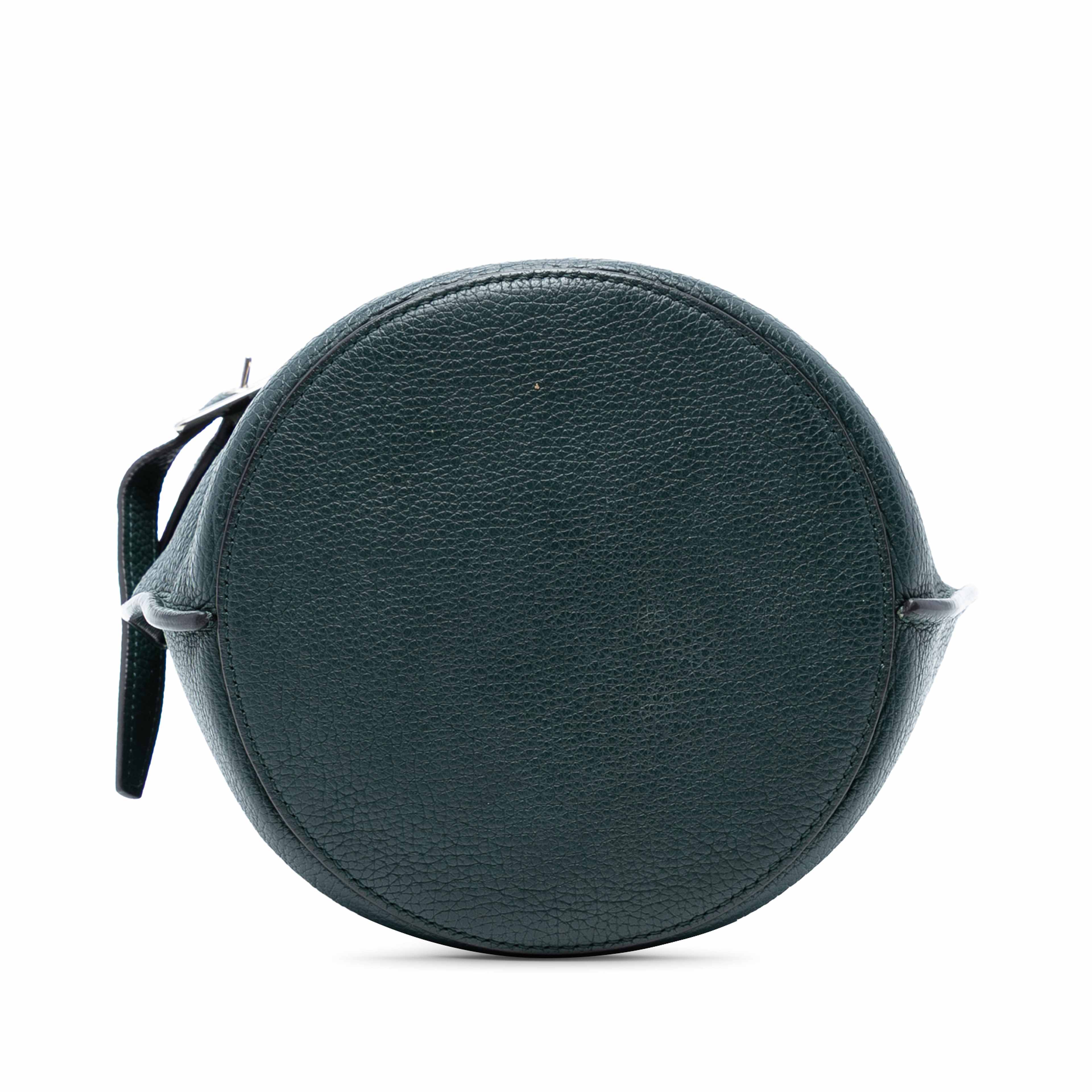 Celine Nano Leather Big Bucket Bag, från Luxclusif, i färgen dark green. Klicka för att öppna bilden i stort format