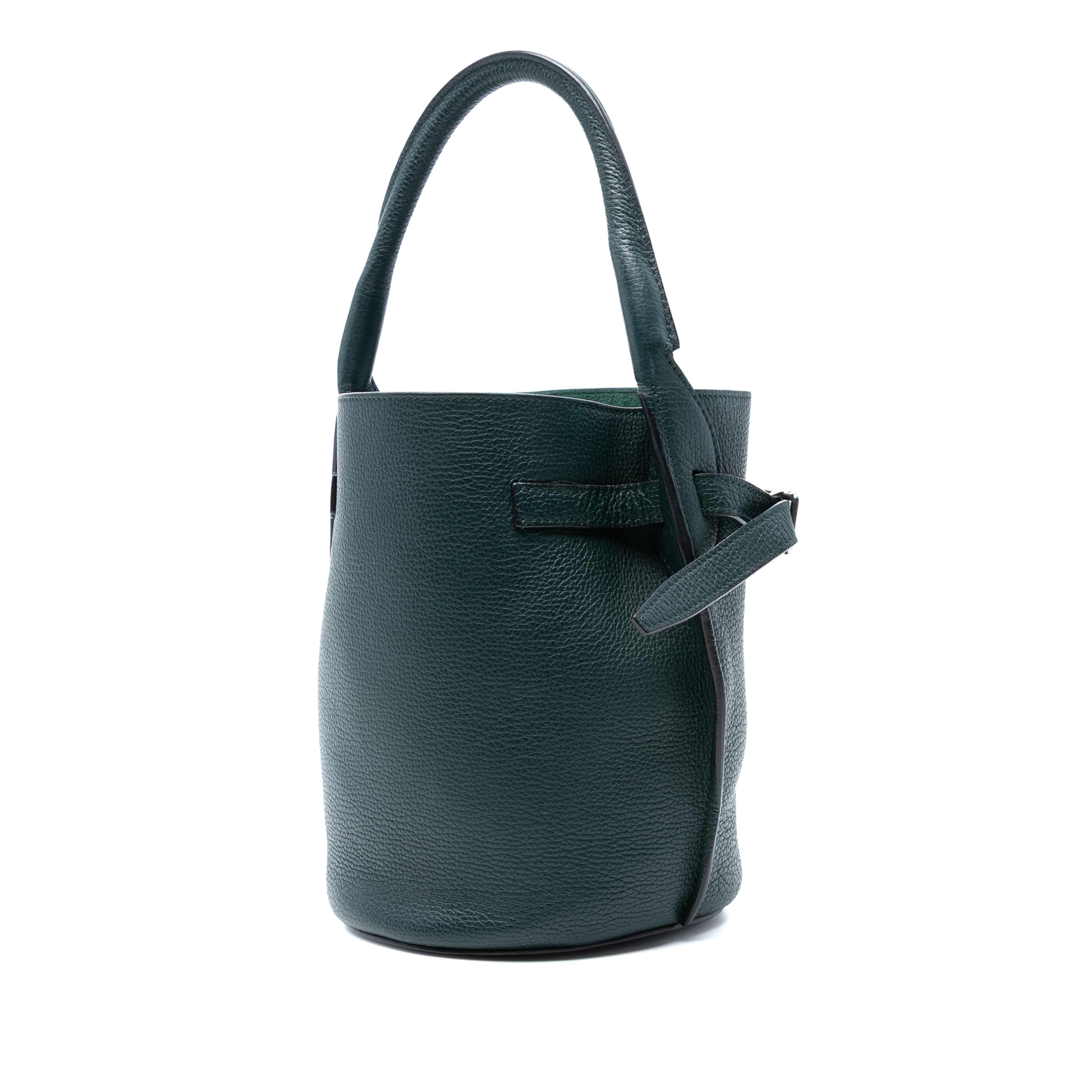 Celine Nano Leather Big Bucket Bag, från Luxclusif, i färgen dark green. Klicka för att öppna bilden i stort format