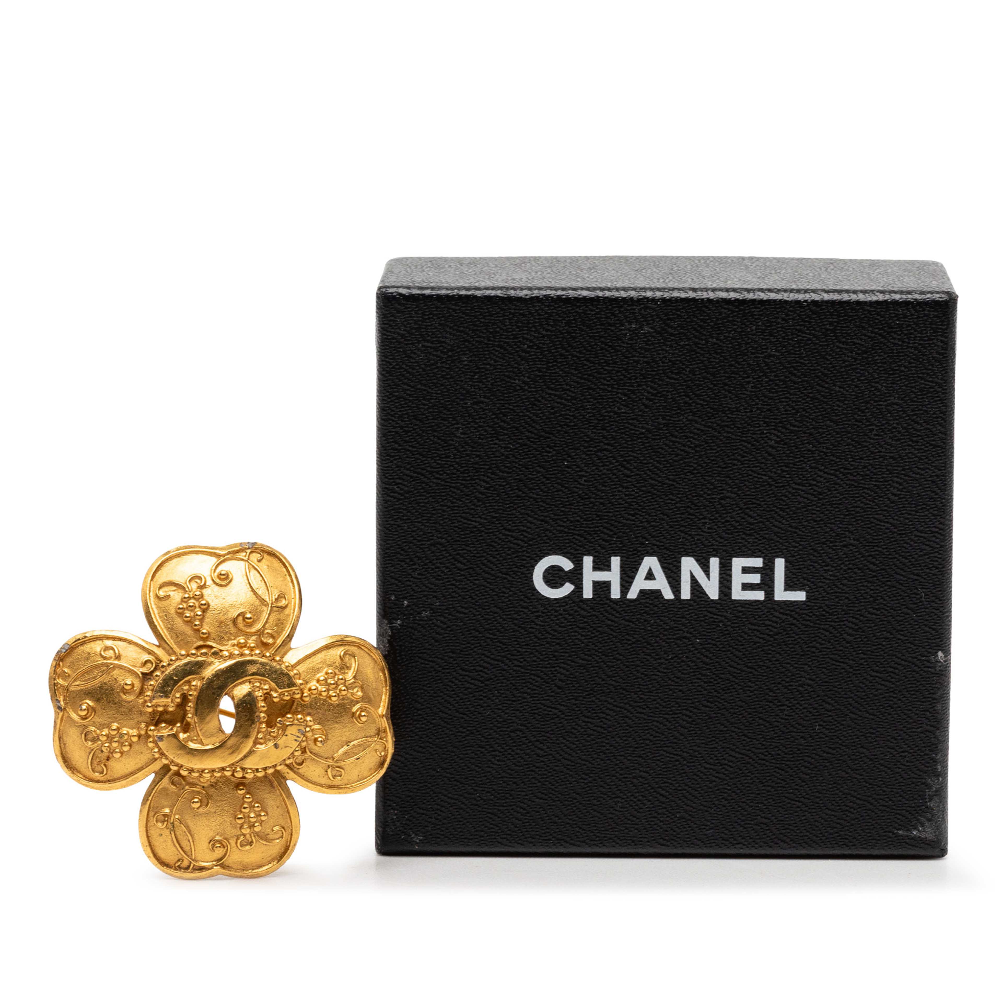 Chanel Cc Gold Plated Grapevine Clover Brooch, från Luxclusif, i färgen gold. Klicka för att öppna bilden i stort format