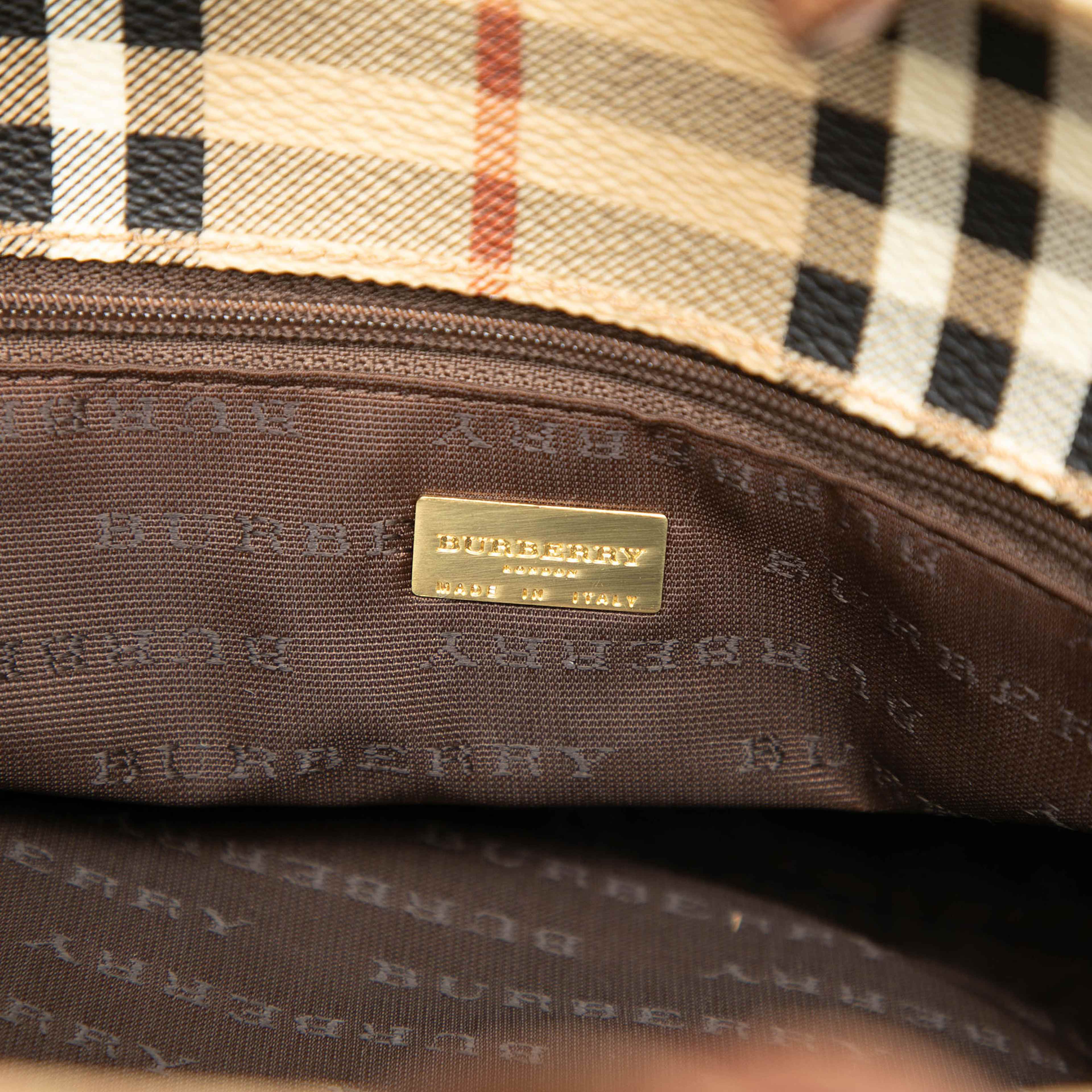 Burberry Haymarket Check Coated Canvas Tote, från Luxclusif, i färgen beige. Klicka för att öppna bilden i stort format