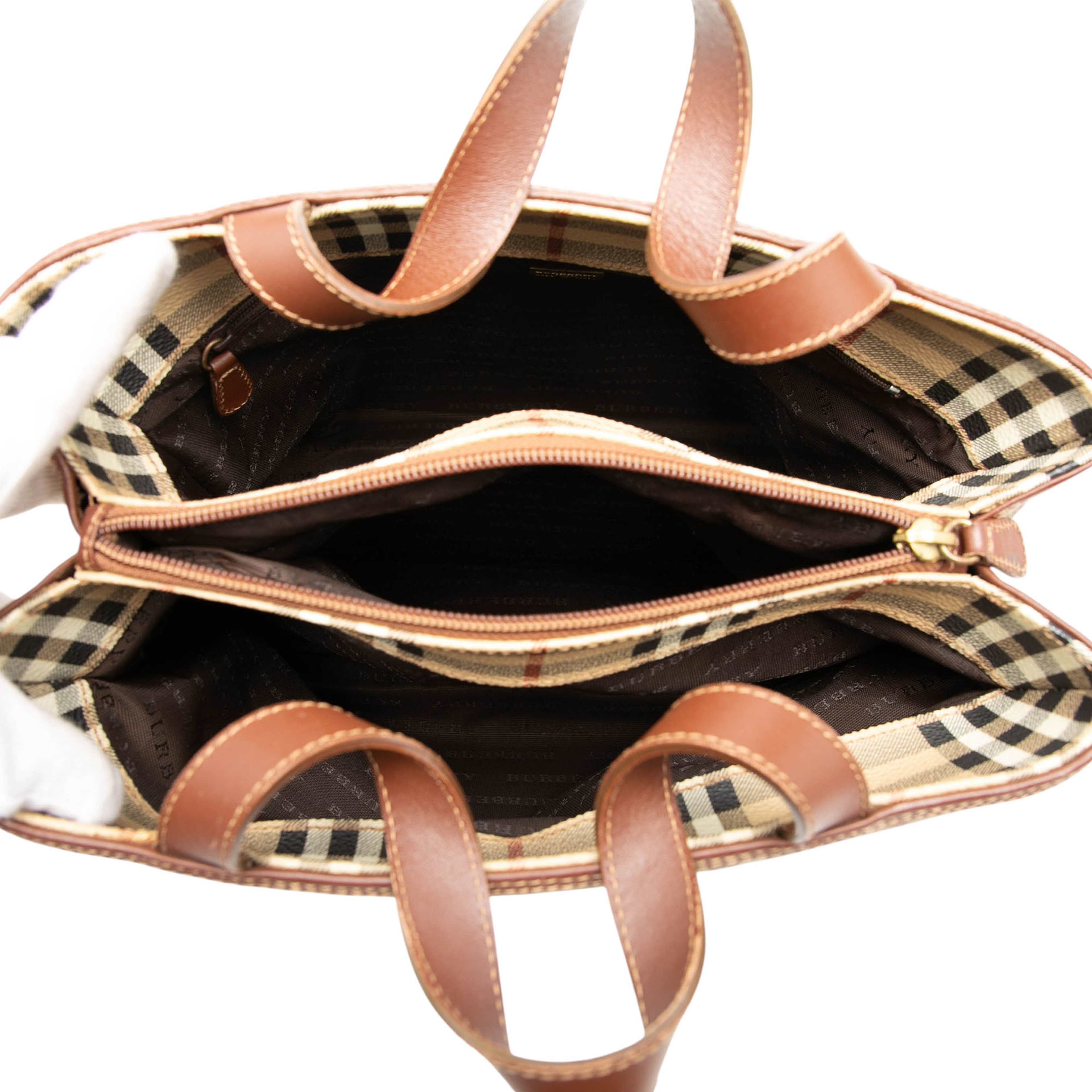 Burberry Haymarket Check Coated Canvas Tote, från Luxclusif, i färgen beige. Klicka för att öppna bilden i stort format