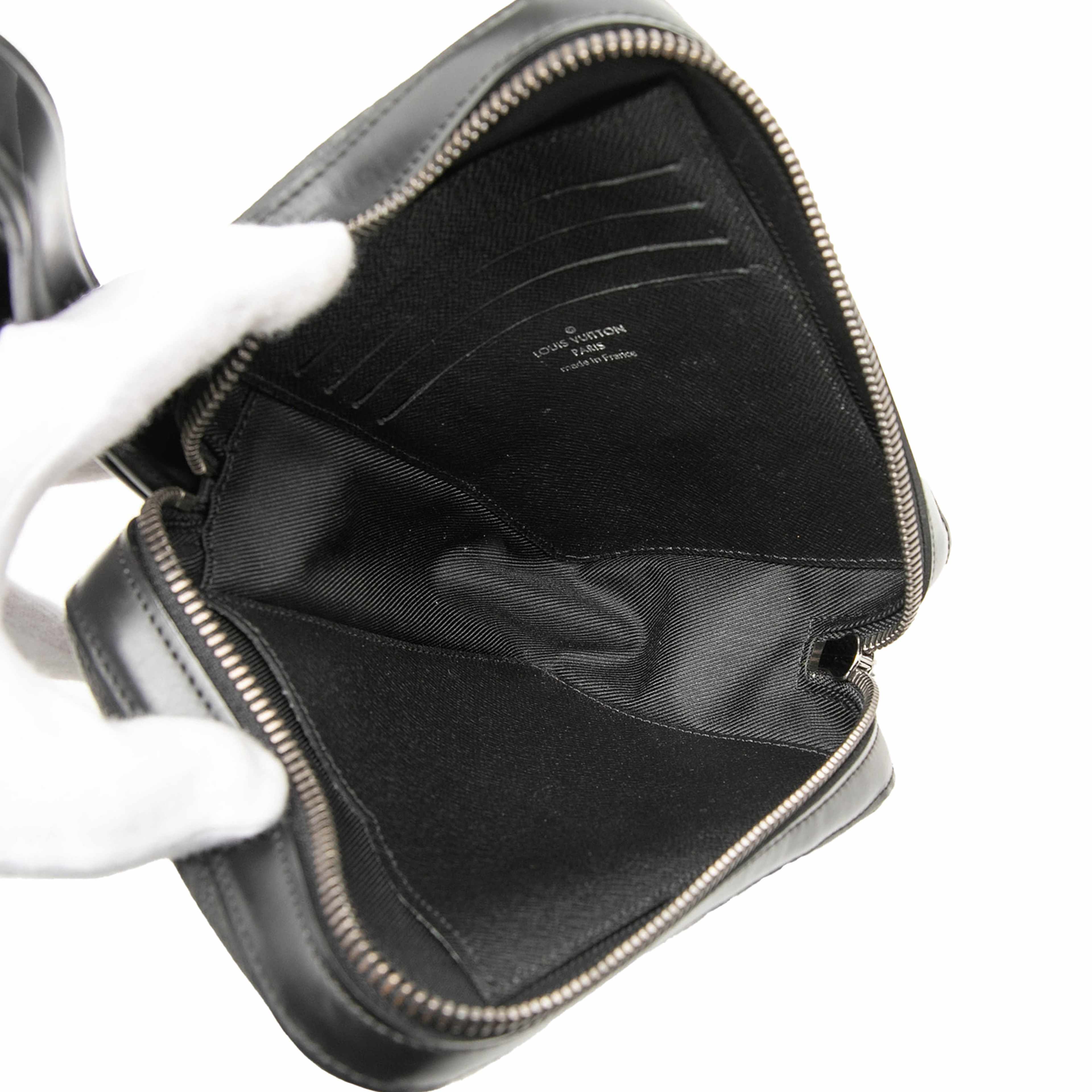 Louis Vuitton Monogram Eclipse Box Clutch, från Luxclusif, i färgen black. Klicka för att öppna bilden i stort format