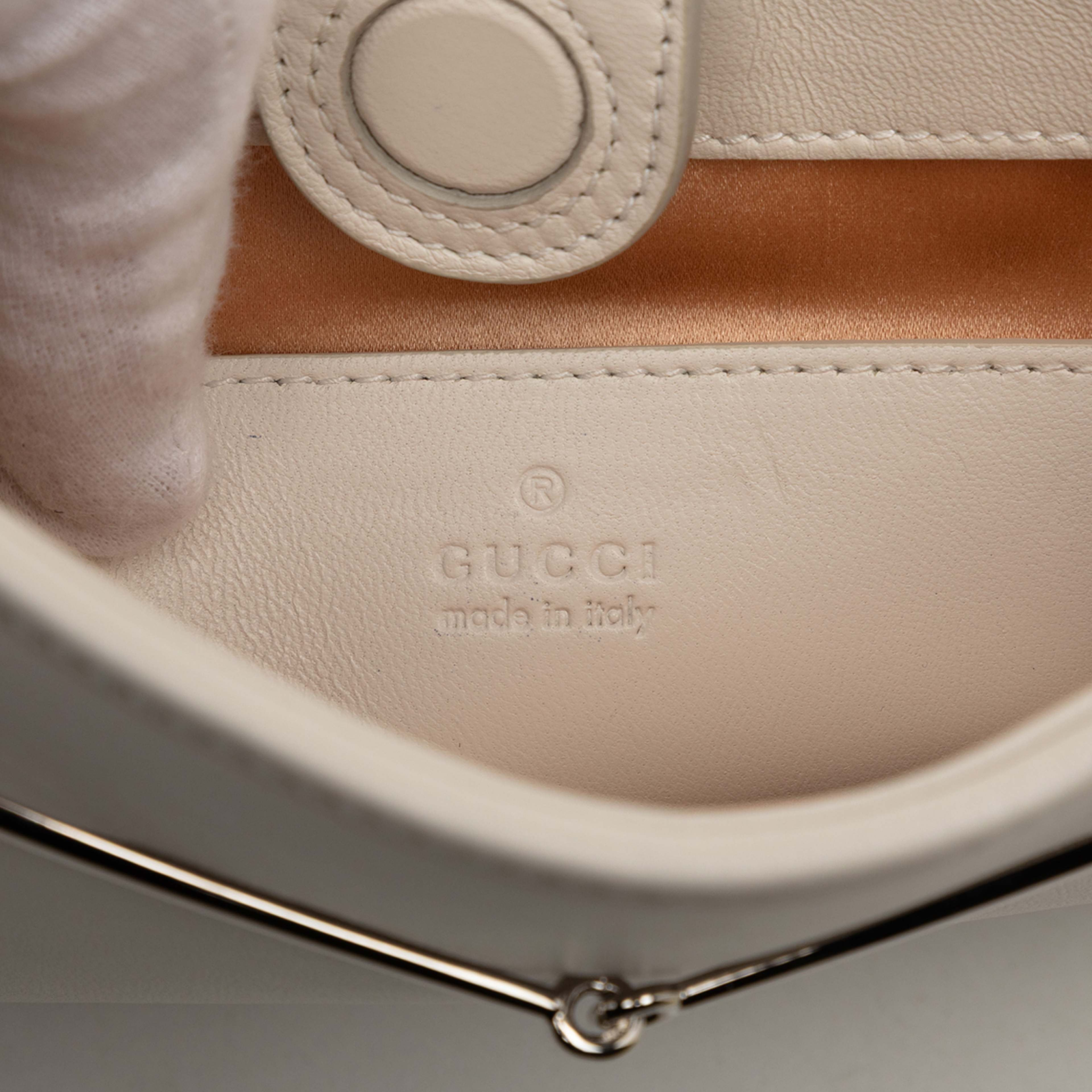 Gucci Small Calfskin Slim Horsebit Shoulder Bag, från Luxclusif, i färgen white. Klicka för att öppna bilden i stort format