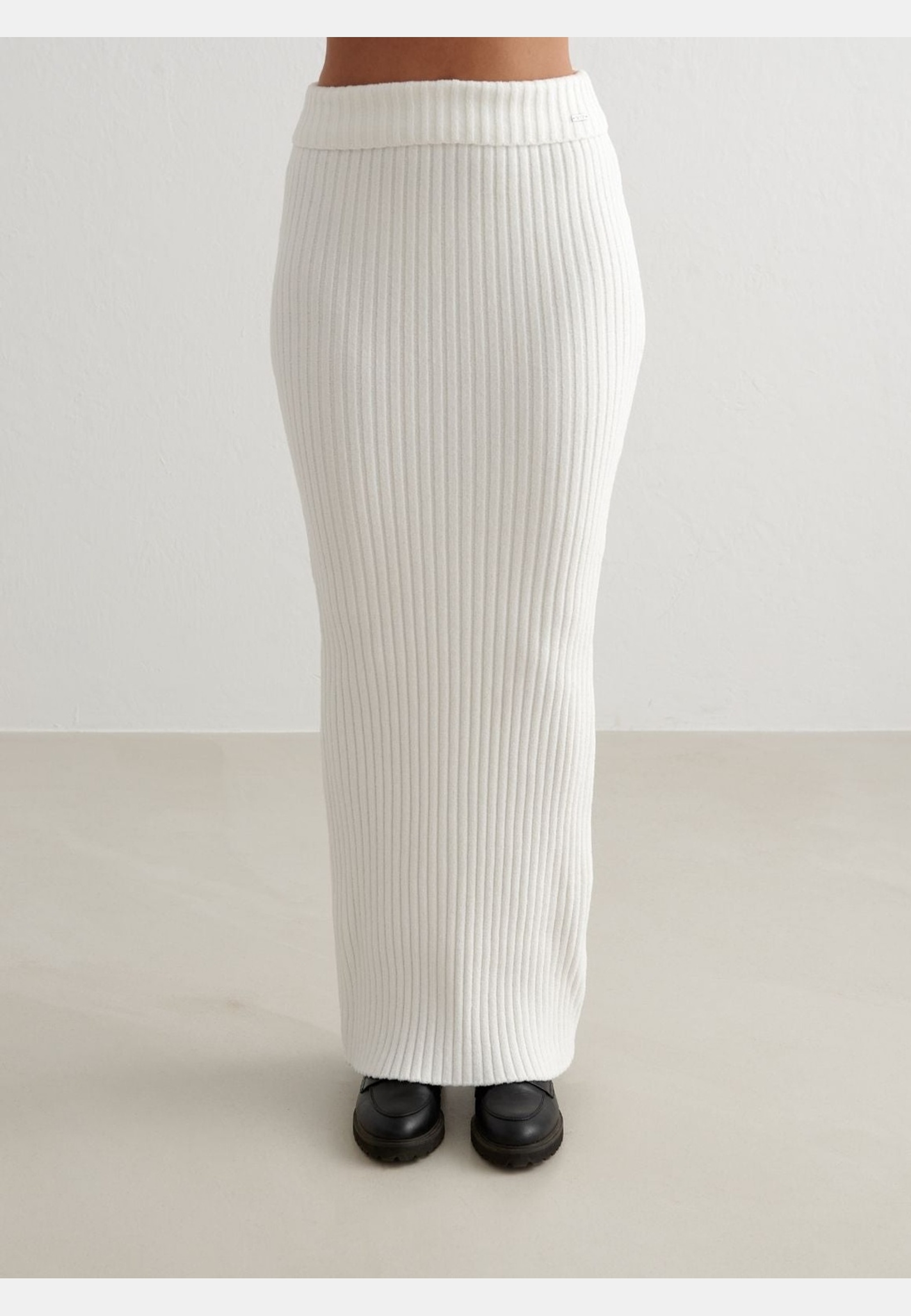 Rib Knit Maxi Skirt, från aim'n, i färgen almond white. Klicka för att öppna bilden i stort format