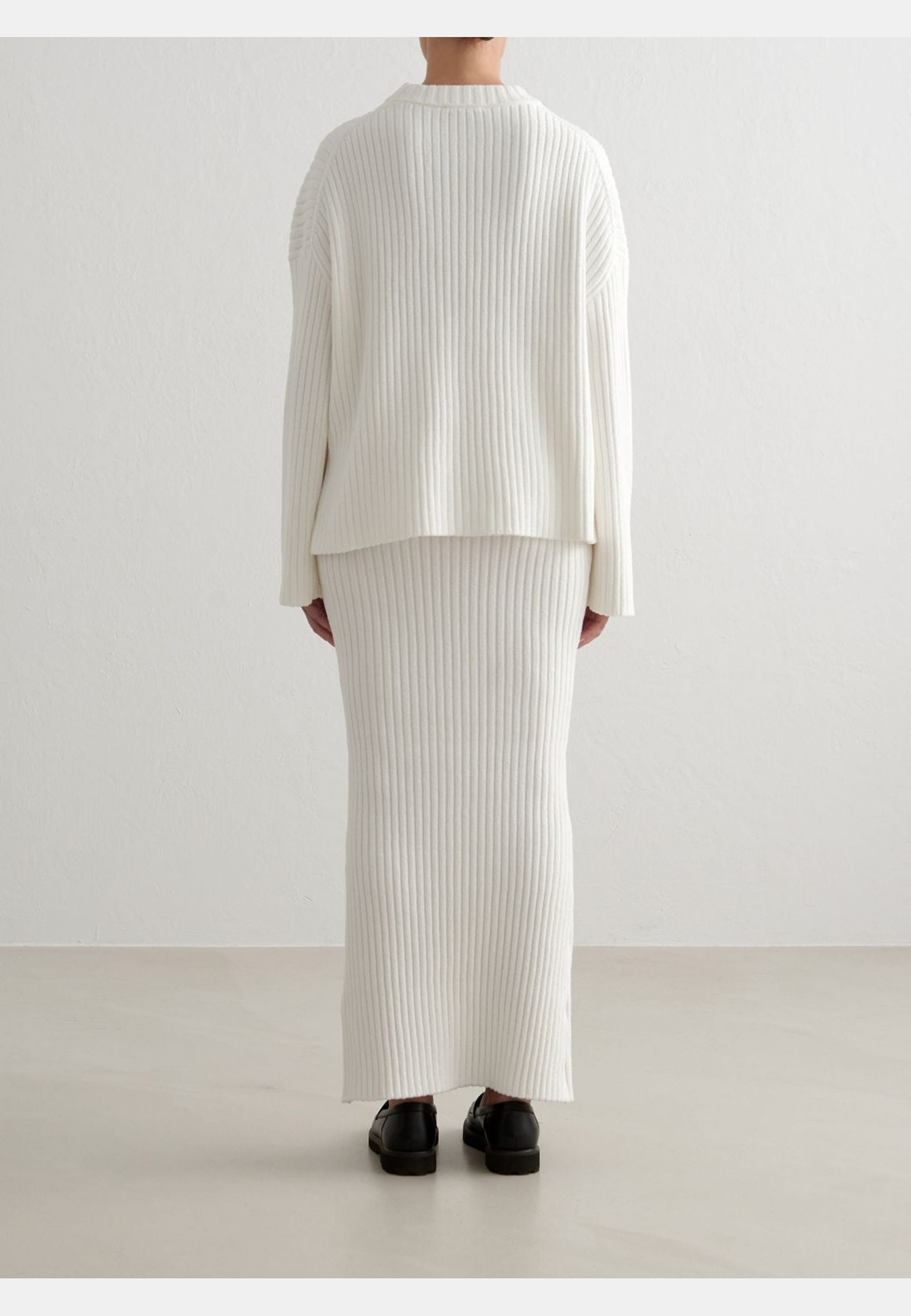 Rib Knit Maxi Skirt, från aim'n, i färgen almond white. Klicka för att öppna bilden i stort format