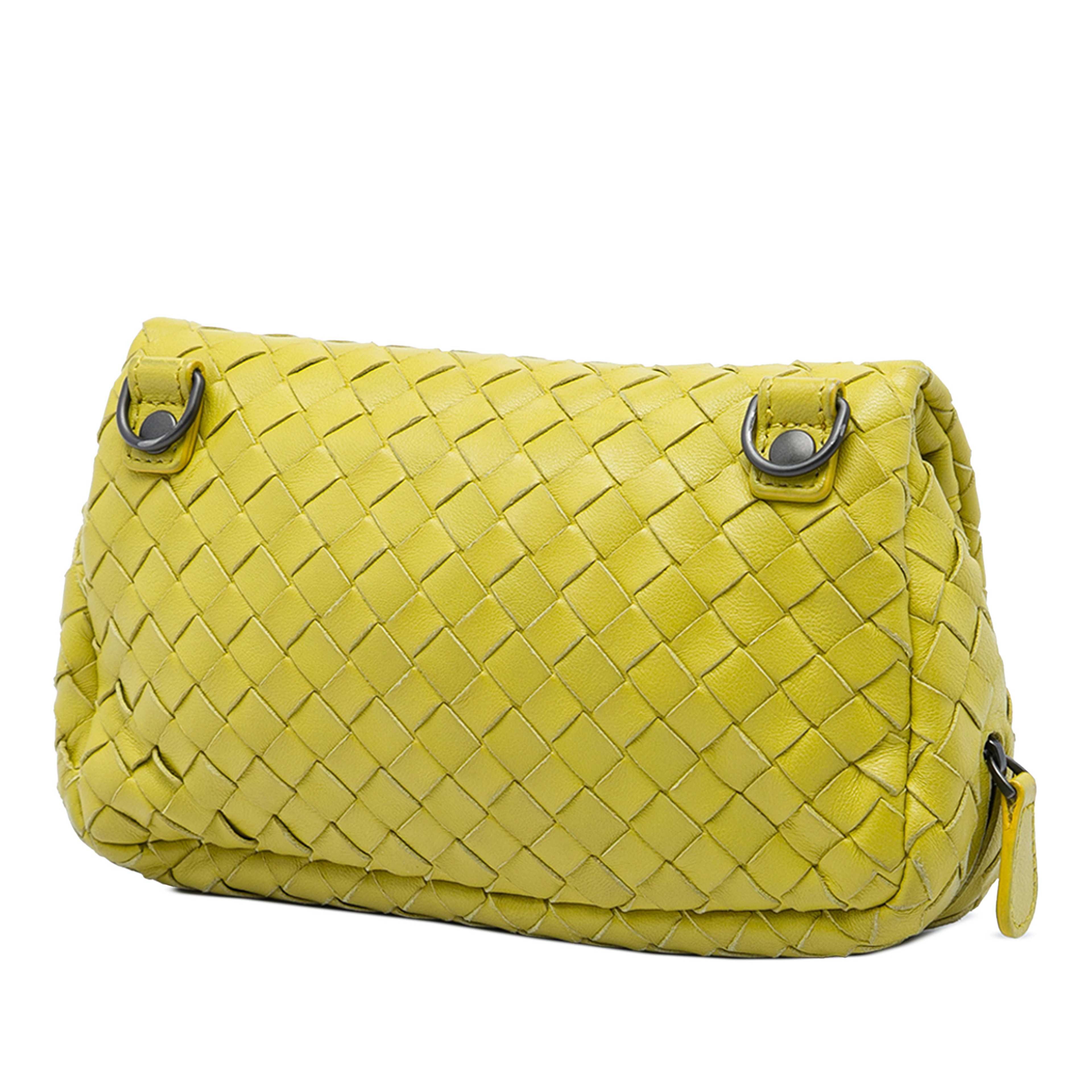Bottega Veneta Mini Nappa Intrecciato Expandable Chain Flap Crossbody, från Luxclusif, i färgen gul. Klicka för att öppna bilden i stort format