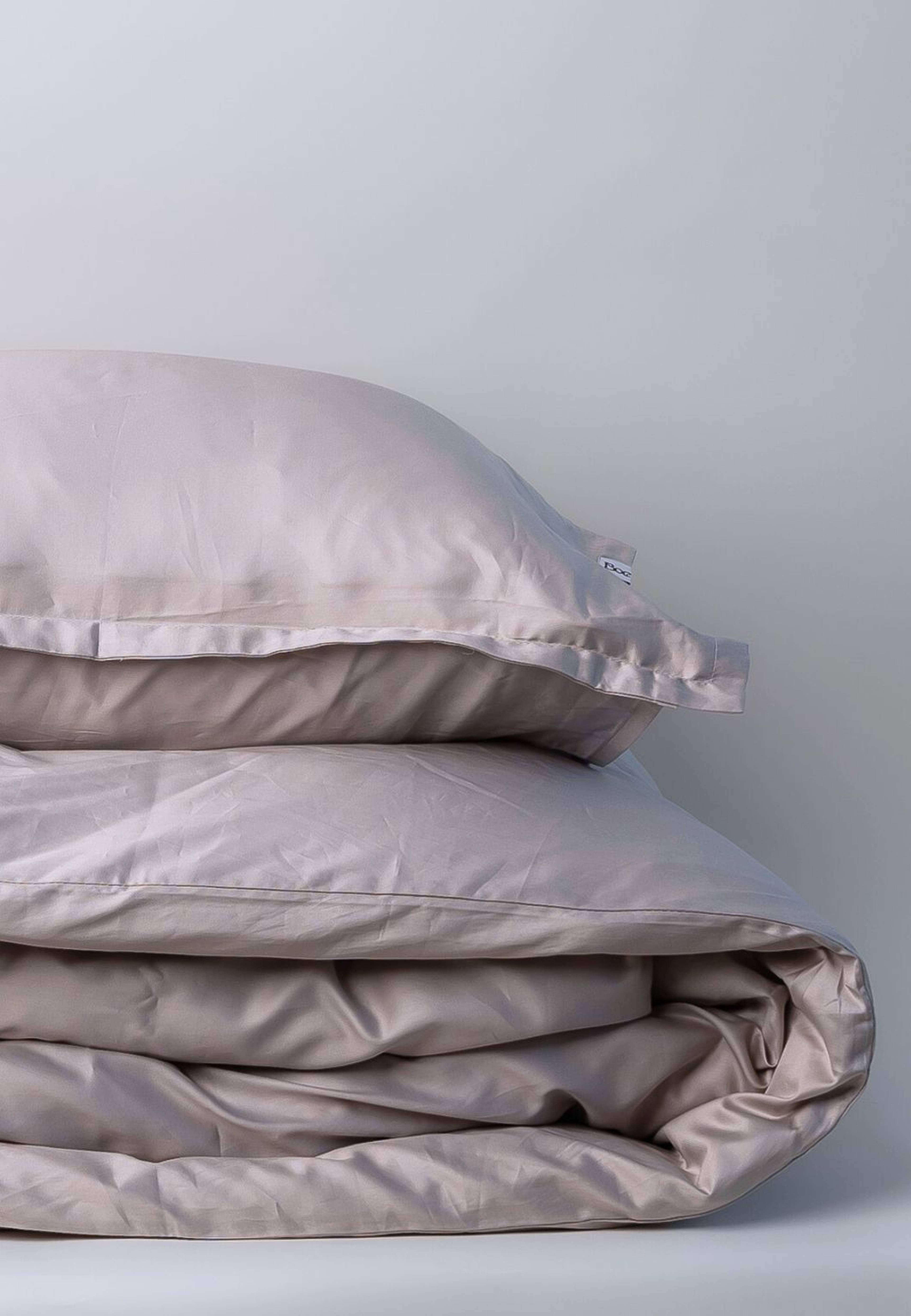 Regency Lee - Bäddset 150x210, från Home of ESS, i färgen champagne. Klicka för att öppna bilden i stort format