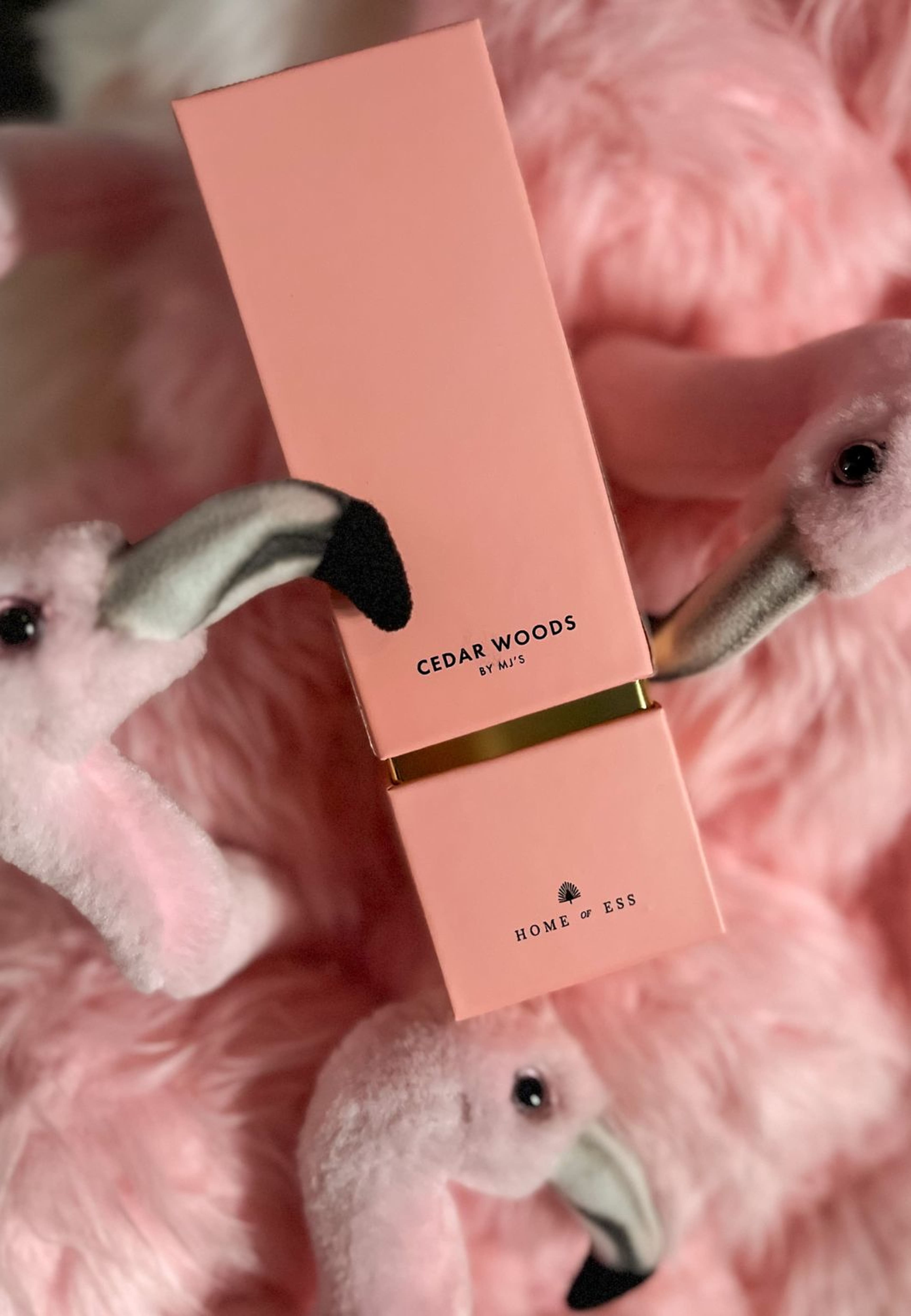 Cedar Woods By Mj’s - Diffuser, från Home of ESS, i färgen pink. Klicka för att öppna bilden i stort format