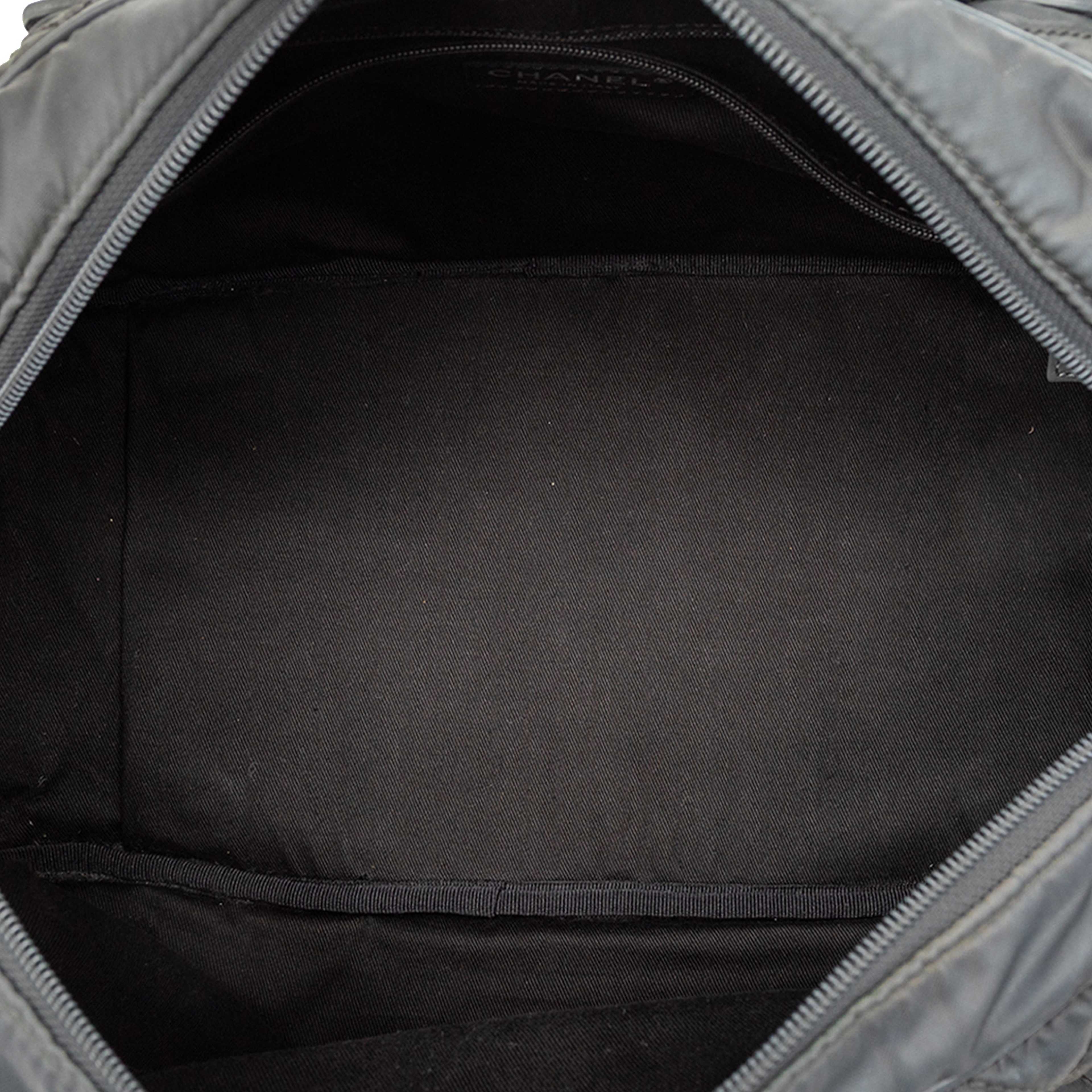 Chanel Paris New York Quilted Nylon Duffle Handbag, från Luxclusif, i färgen charcoal. Klicka för att öppna bilden i stort format