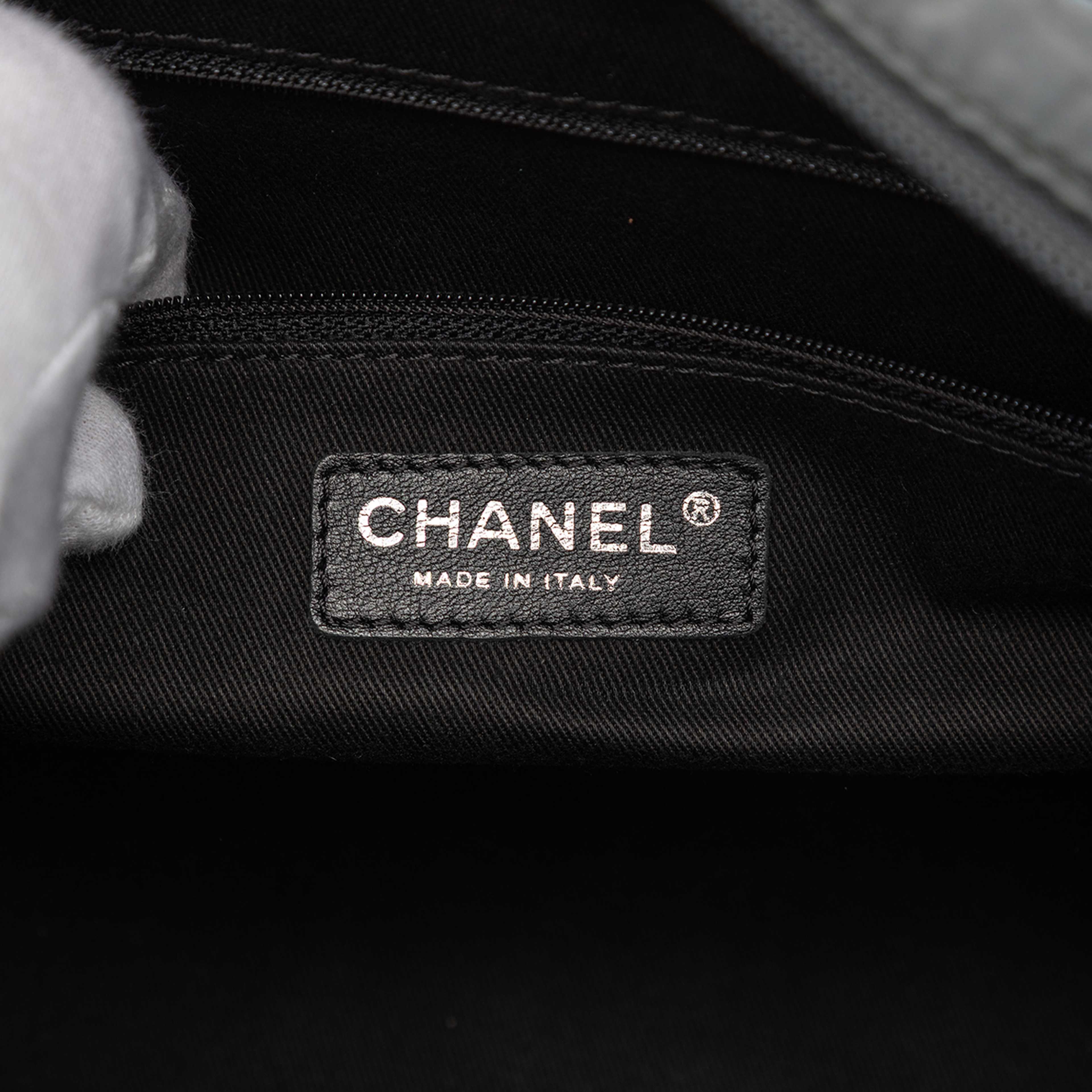 Chanel Paris New York Quilted Nylon Duffle Handbag, från Luxclusif, i färgen charcoal. Klicka för att öppna bilden i stort format