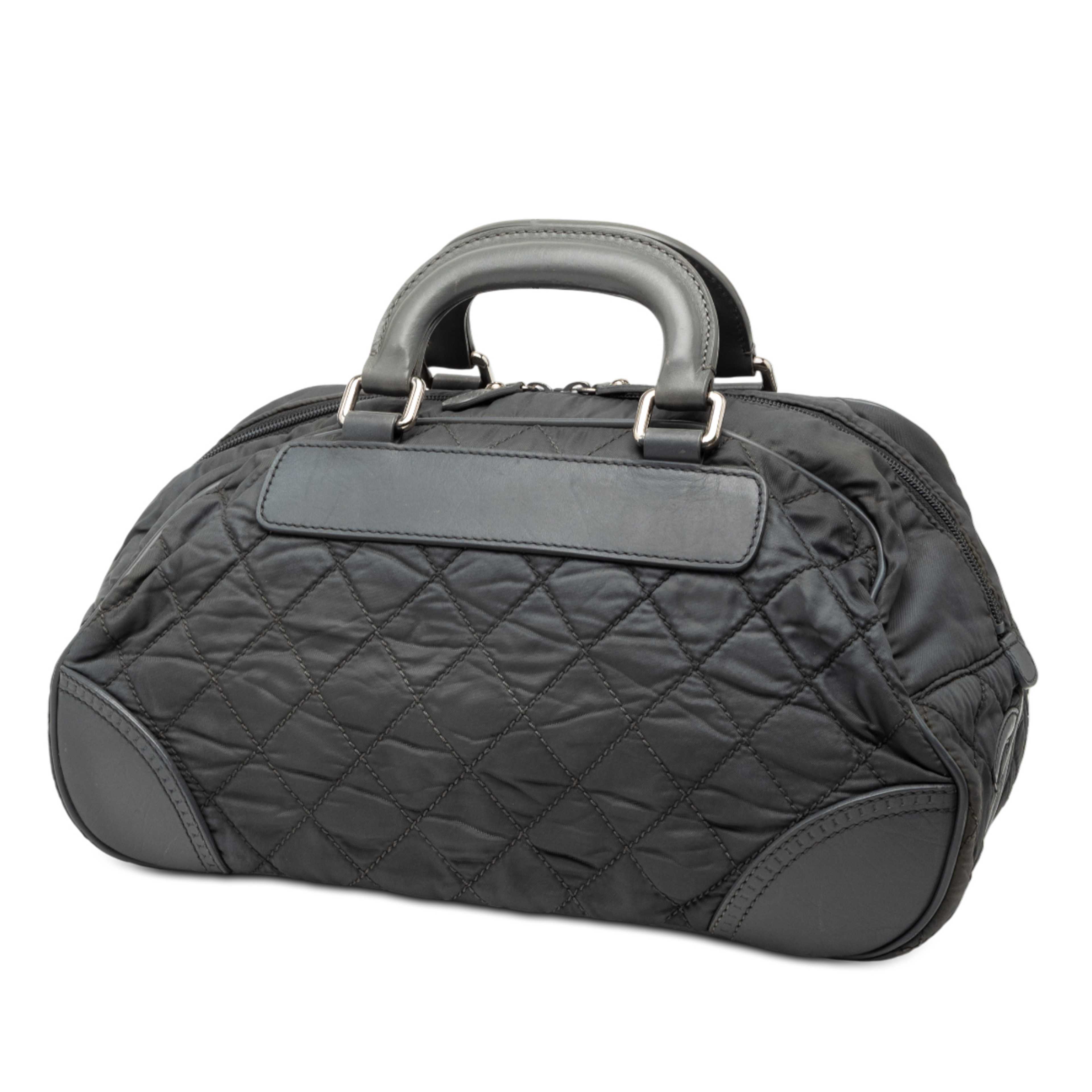 Chanel Paris New York Quilted Nylon Duffle Handbag, från Luxclusif, i färgen charcoal. Klicka för att öppna bilden i stort format