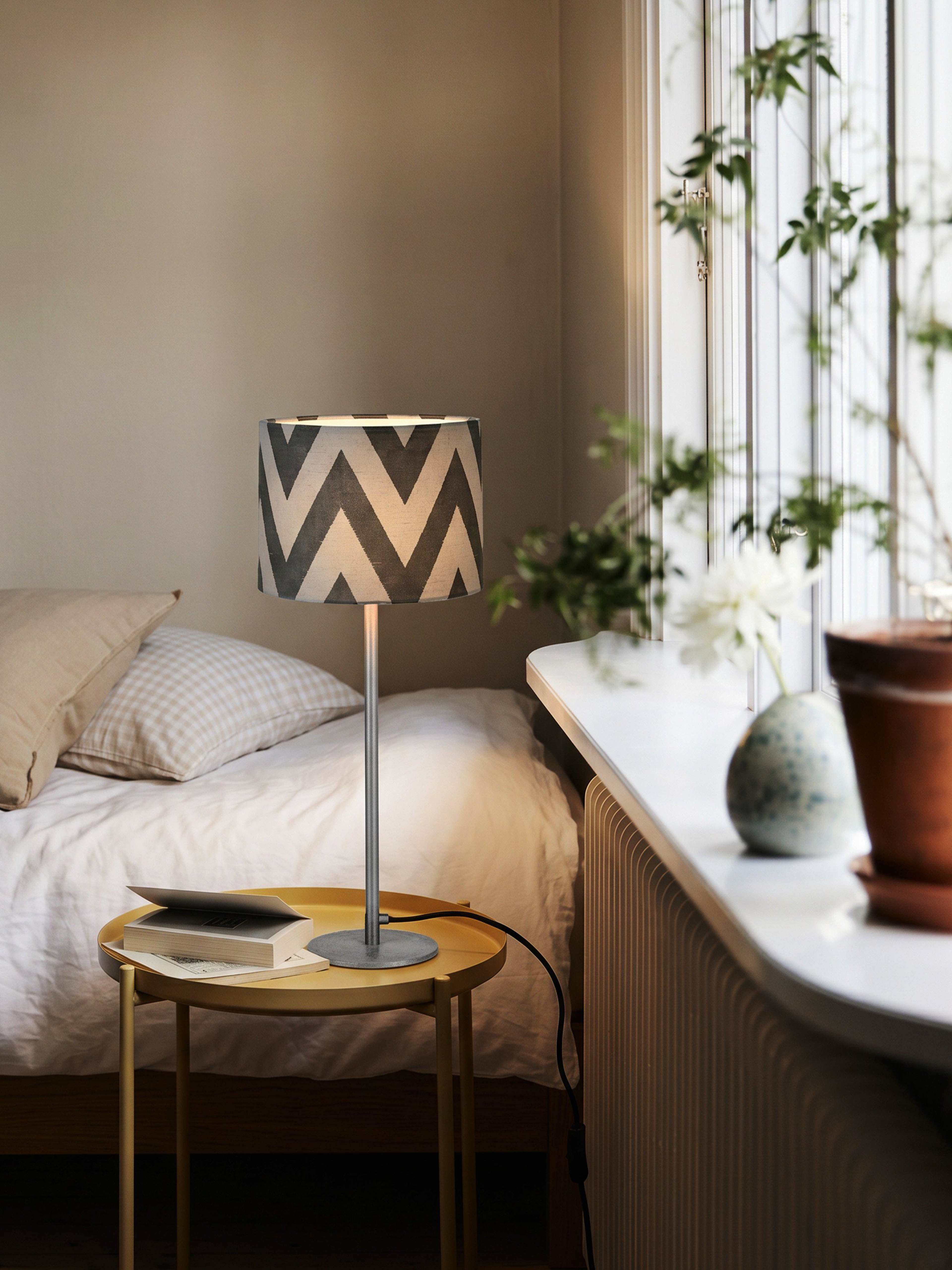 Base Bordslampa, från PR Home, i färgen mattkrom. Klicka för att öppna bilden i stort format