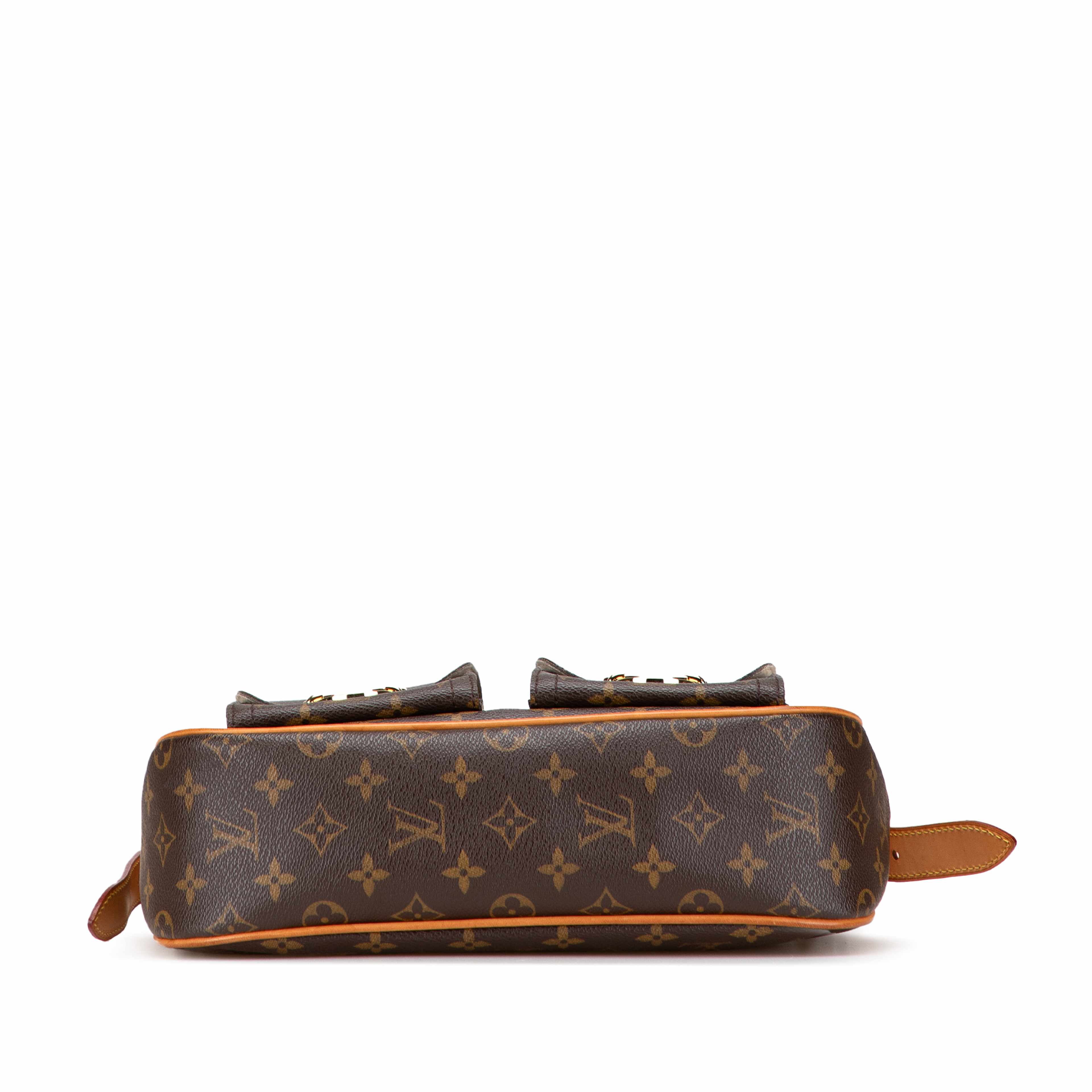 Louis Vuitton Monogram Hudson Gm, från Luxclusif, i färgen brown. Klicka för att öppna bilden i stort format